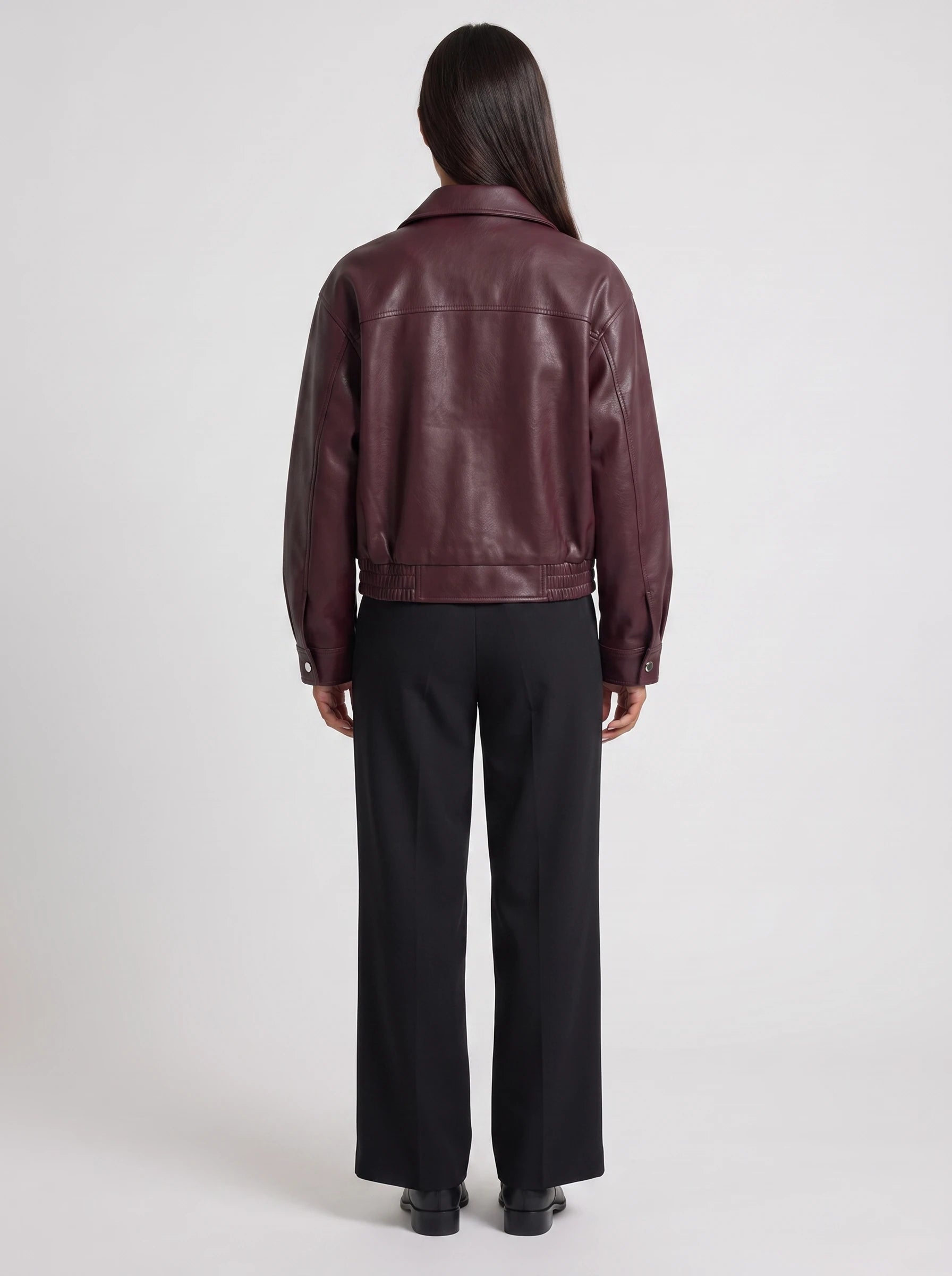 Blouson moto oversize effet cuir lie de vin Marcelle, vue de dos en studio