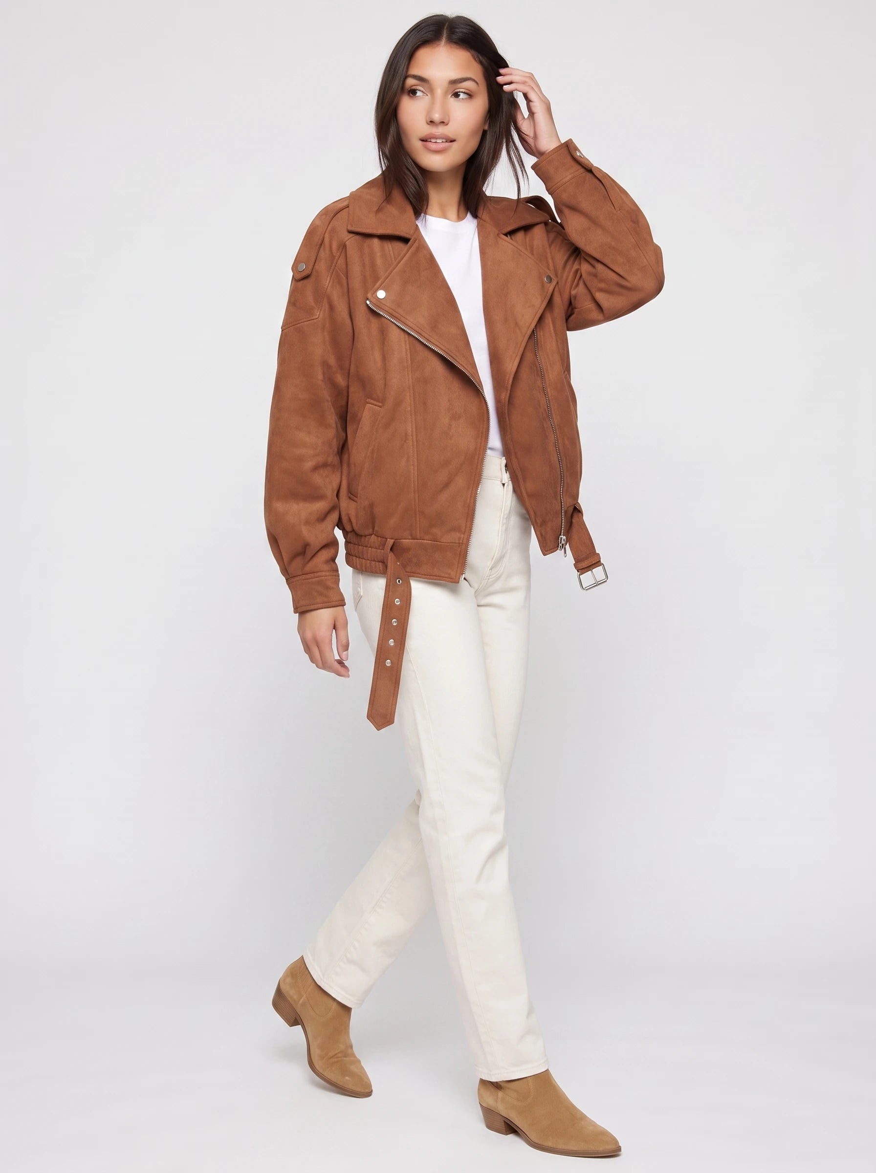 Bomber aviateur oversize en suédine caramel Marinette, vue de trois quarts en studio