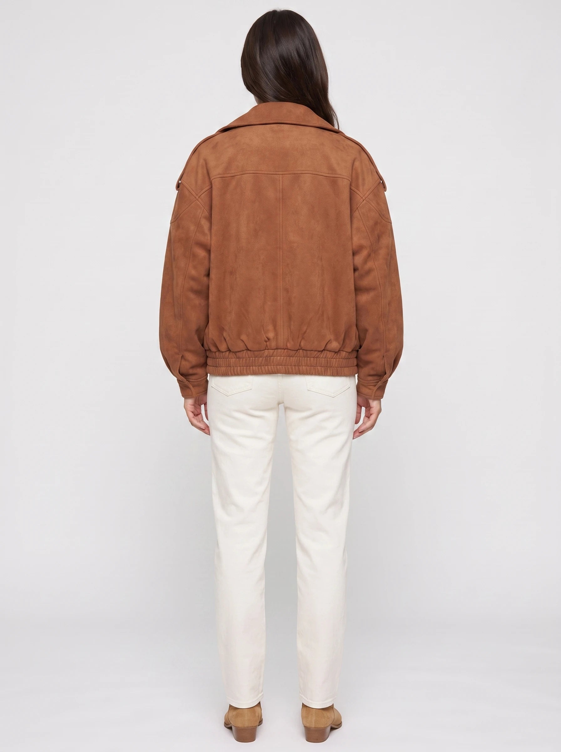 Bomber aviateur oversize en suédine caramel Marinette, vue de dos en studio
