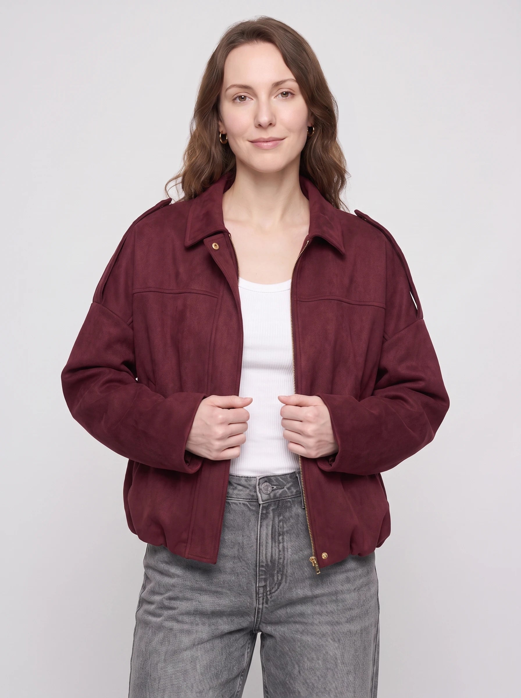Bomber oversize en suédine bordeaux Prune, plan rapproché en studio