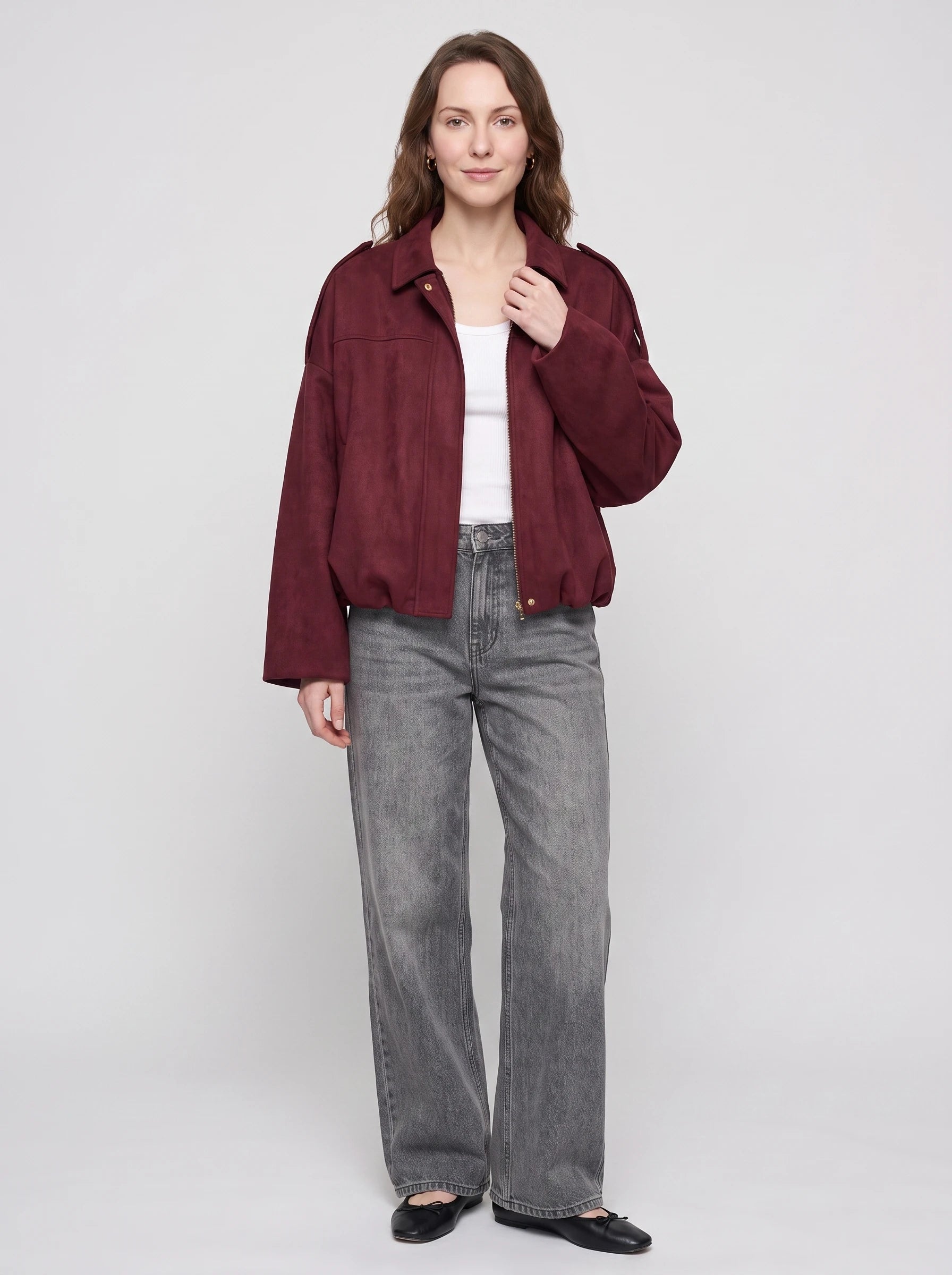 Bomber oversize en suédine bordeaux Prune, vue de face en studio