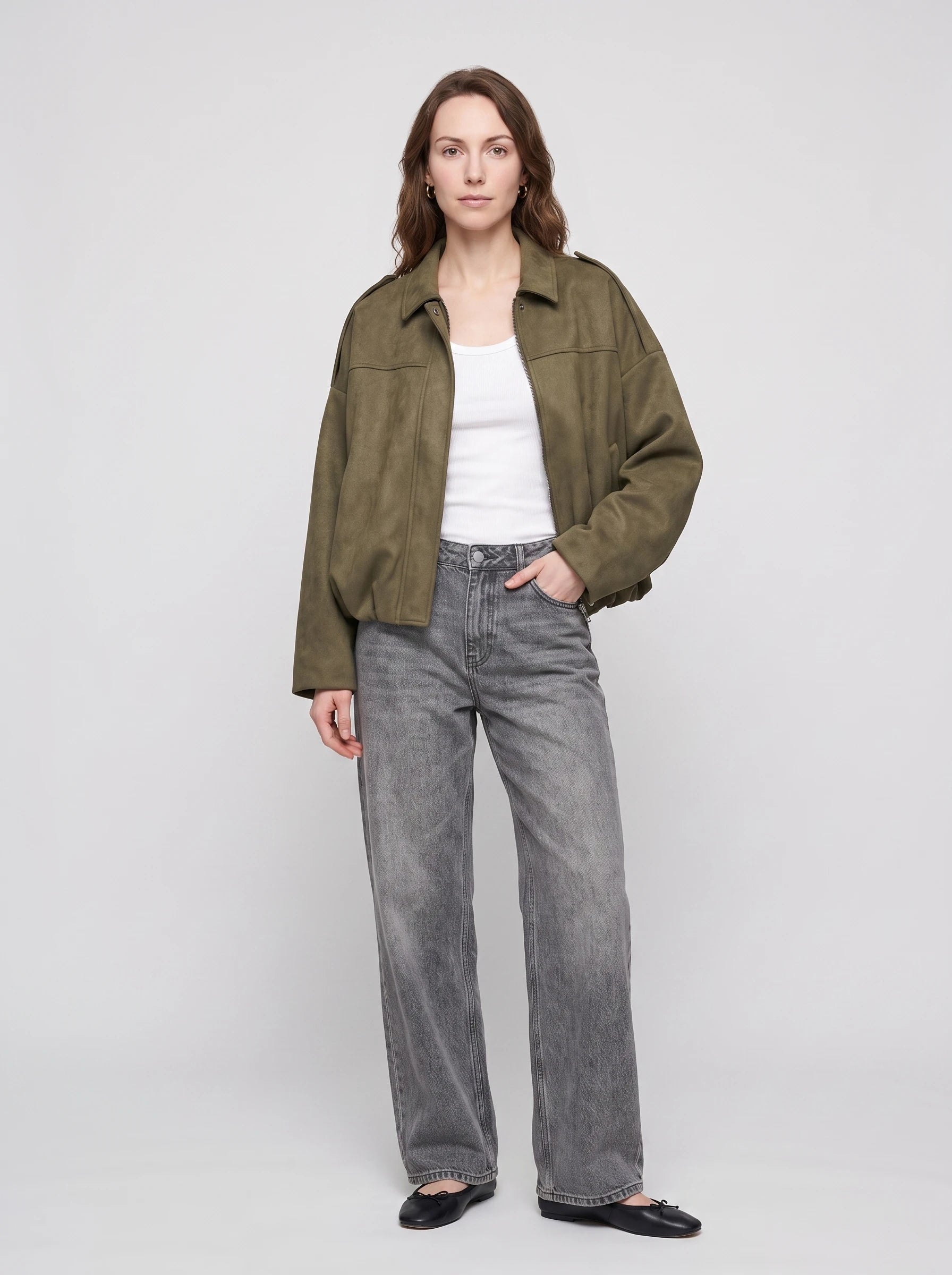 Bomber oversize en suédine kaki Prune, vue de face en studio