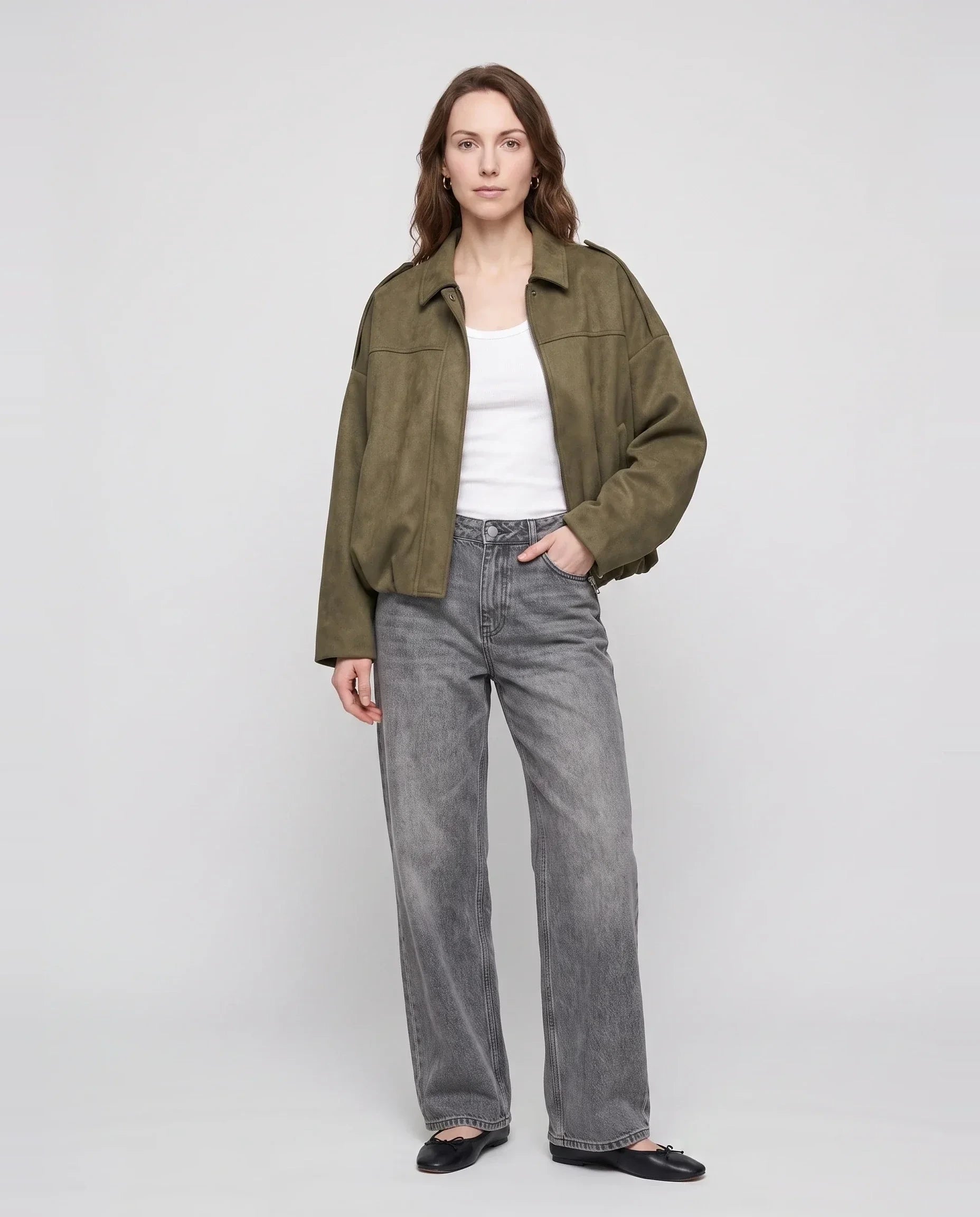Bomber oversize en suédine kaki Prune, vue de face en studio