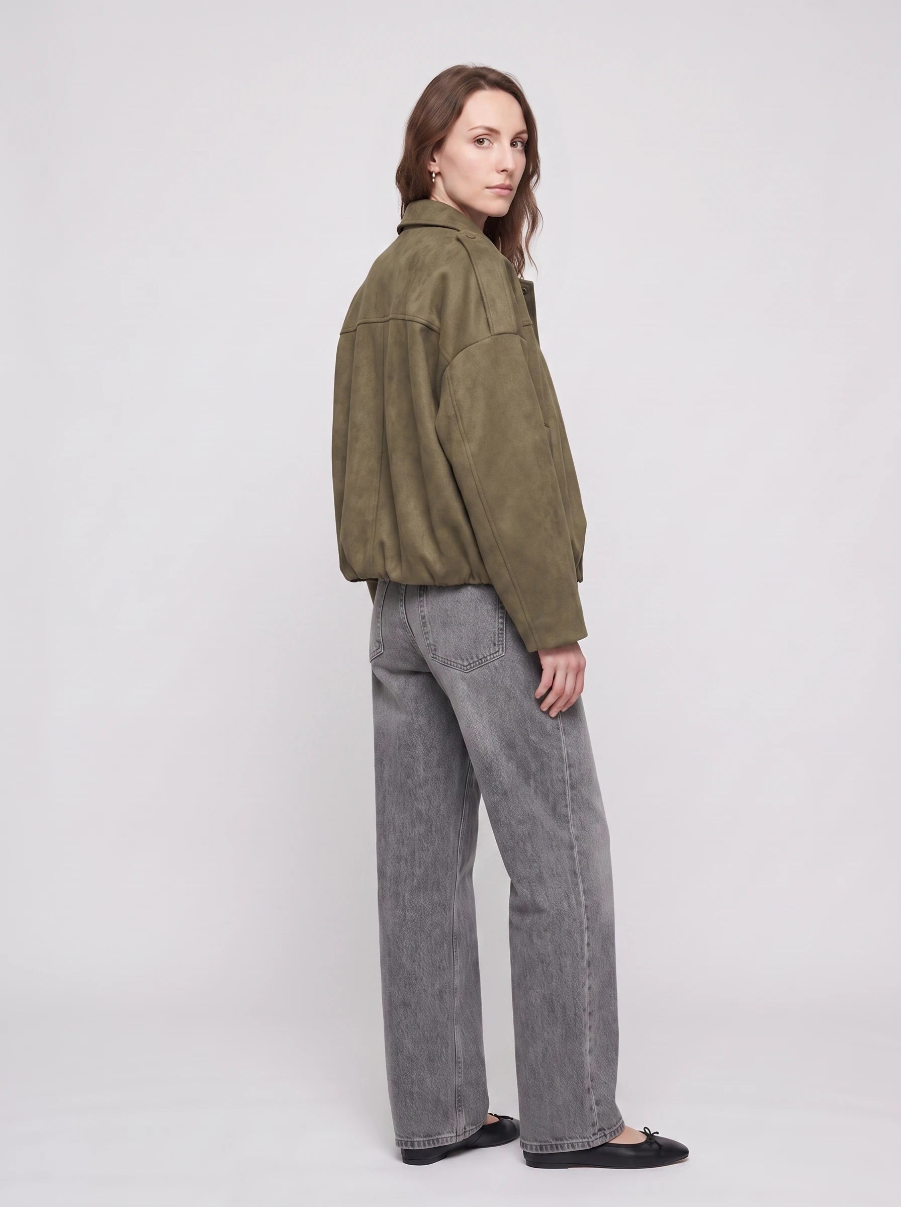 Bomber oversize en suédine kaki Prune, vue de trois quarts en studio