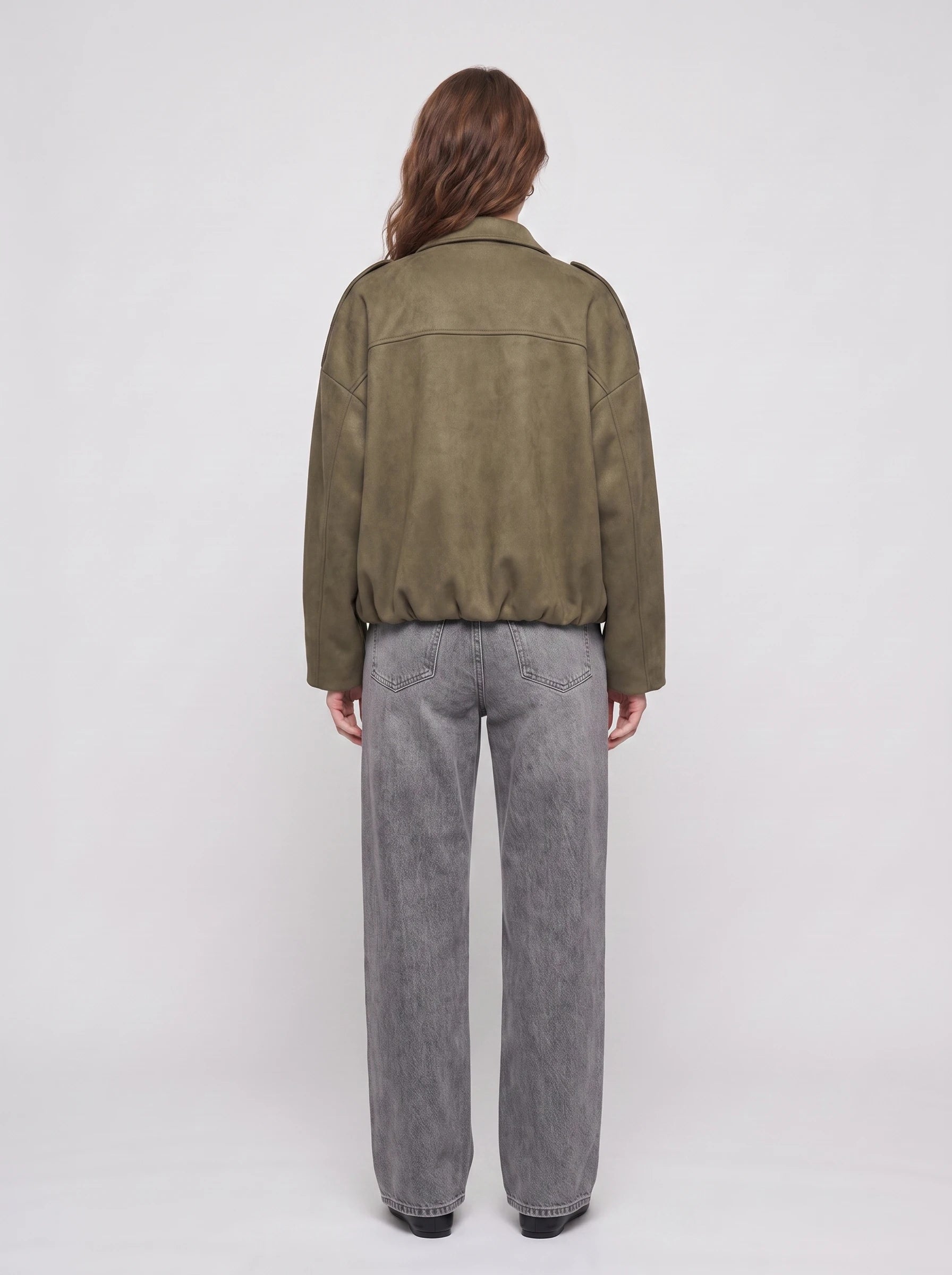 Bomber oversize en suédine kaki Prune, vue de dos en studio