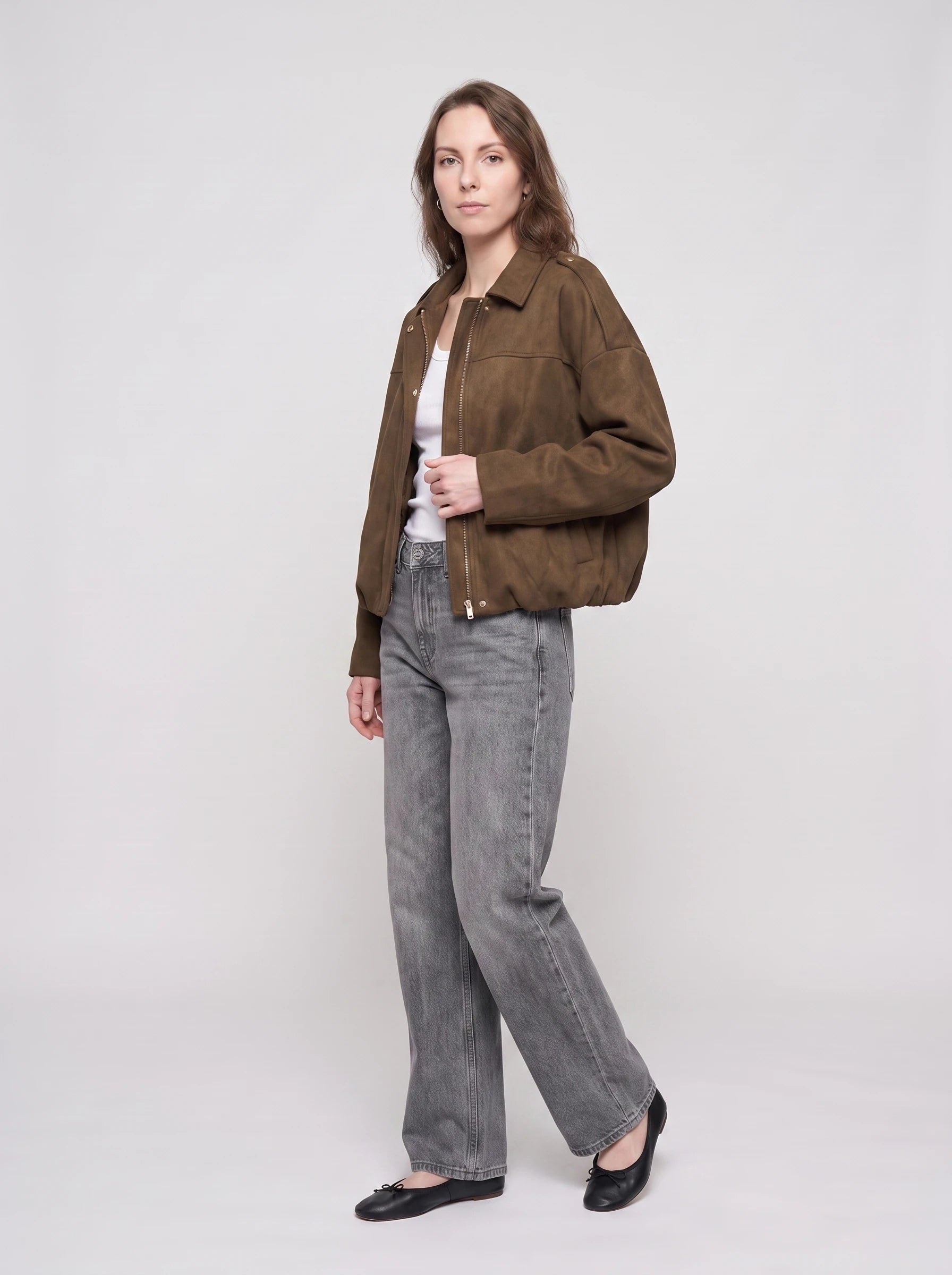 Bomber oversize en suédine marron Prune, vue de trois quarts en studio