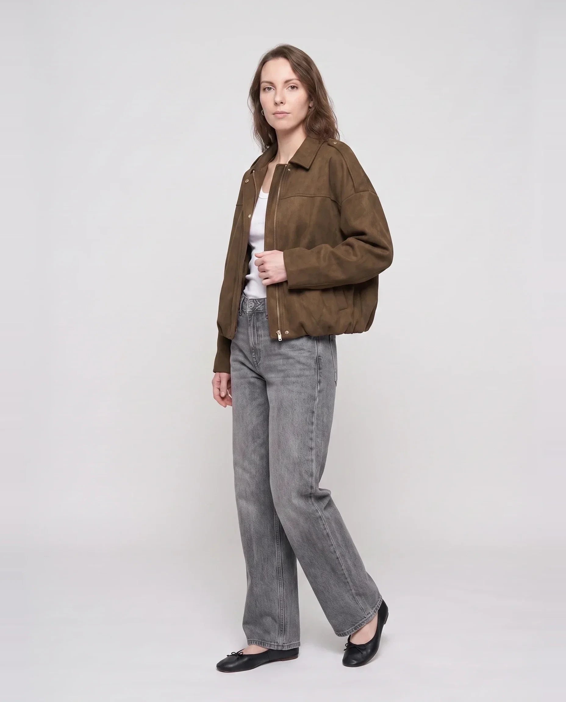 Bomber oversize en suédine marron Prune, vue de trois quarts en studio