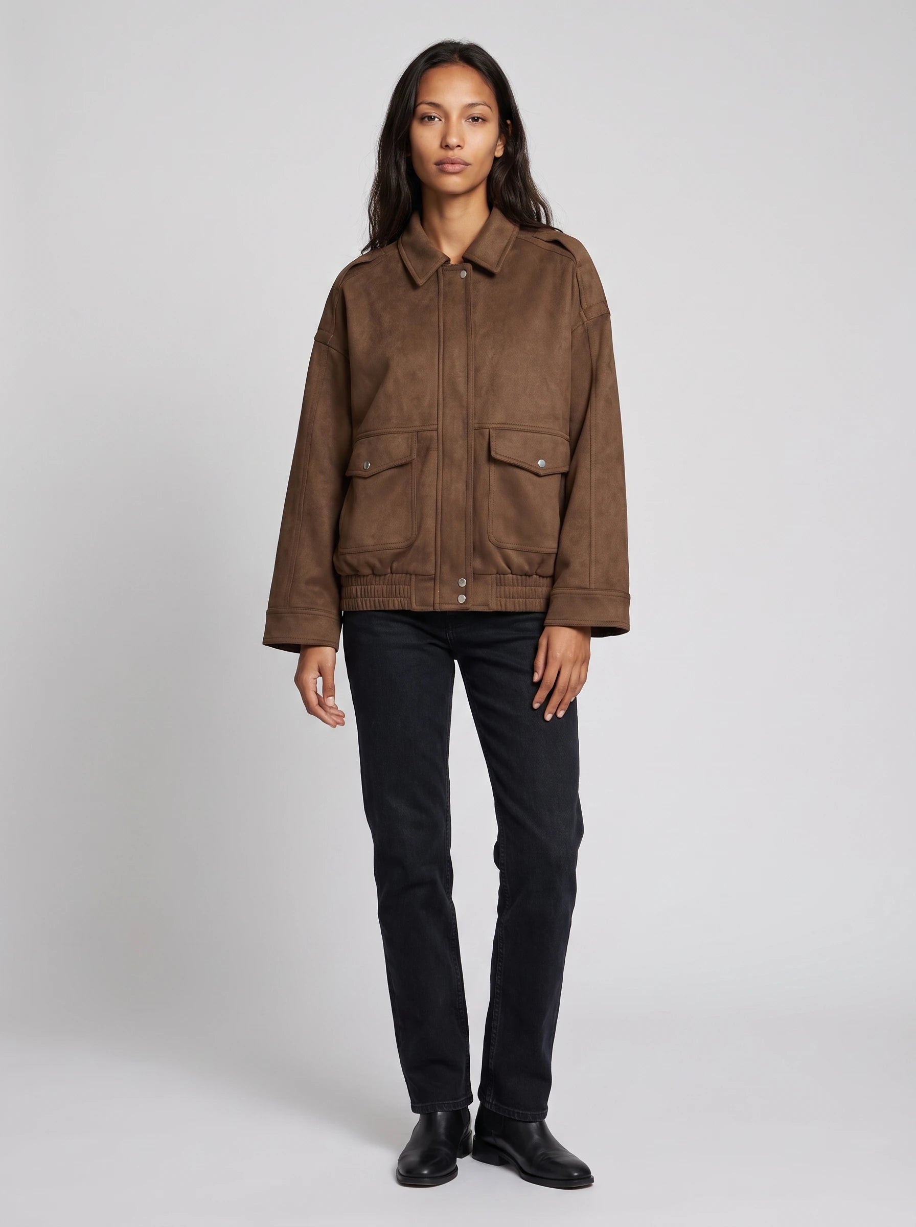 Bomber à col chemise en suédine brun chocolat Évelyne, vue de face en studio