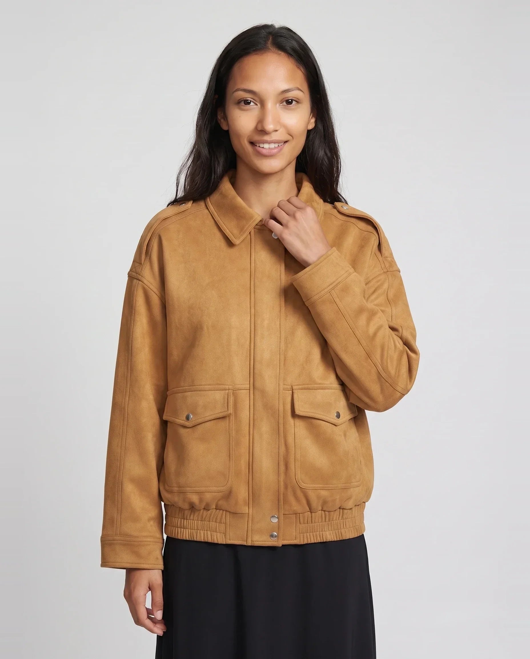 Bomber à col chemise en suédine camel doré Évelyne, plan rapproché en studio