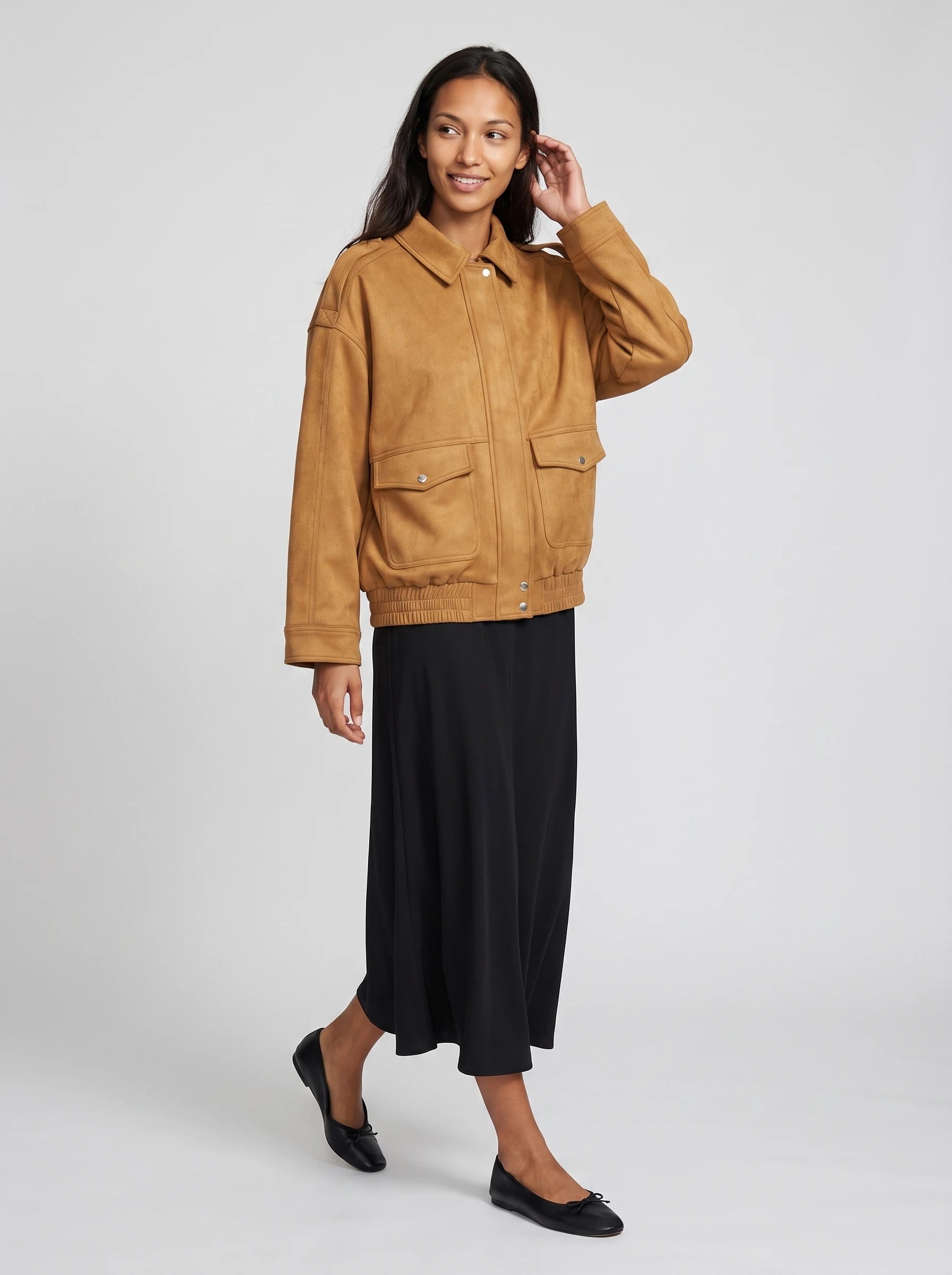 Bomber à col chemise en suédine camel doré Évelyne, vue de face en studio