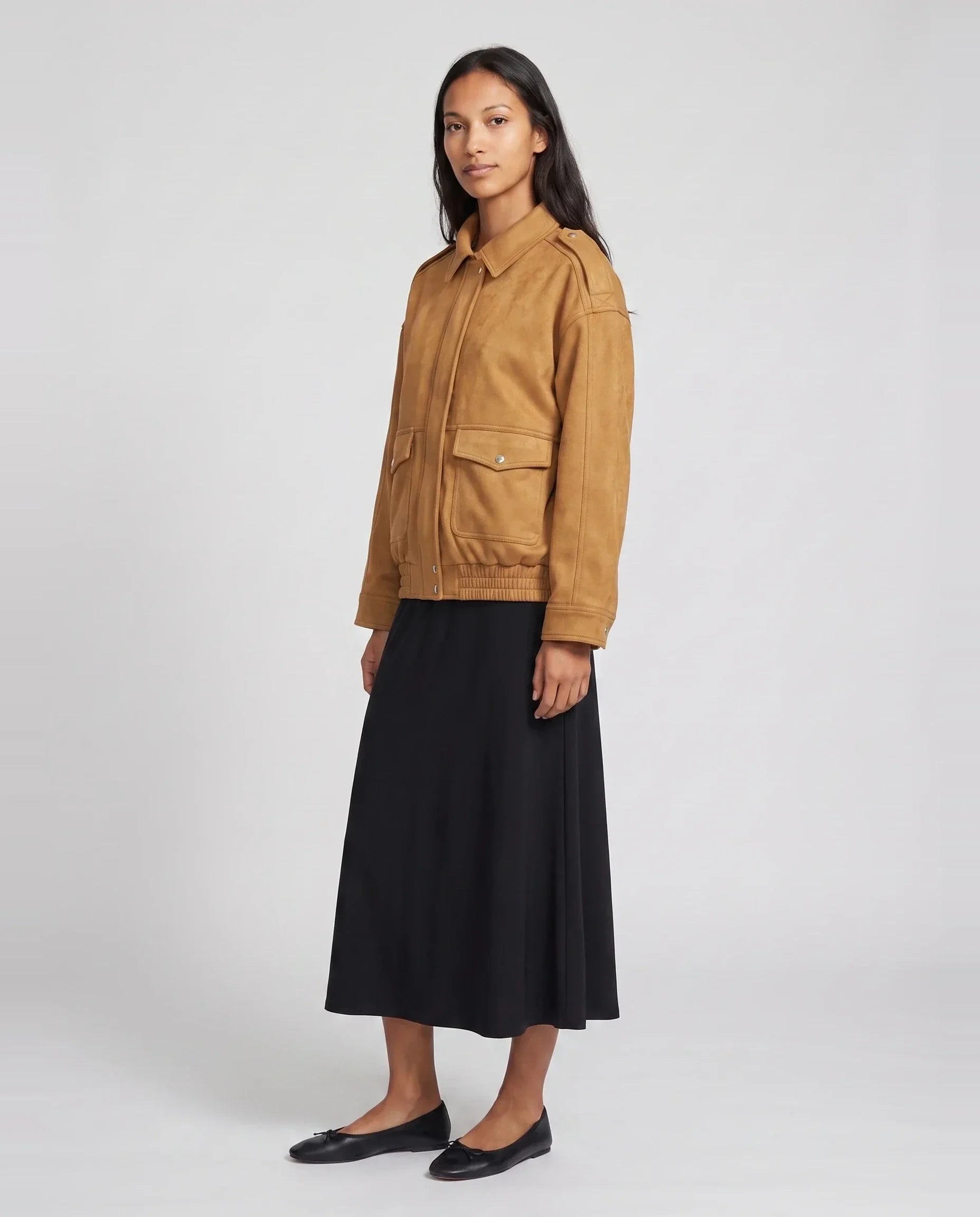 Bomber à col chemise en suédine camel doré Évelyne, vue de trois quarts en studio