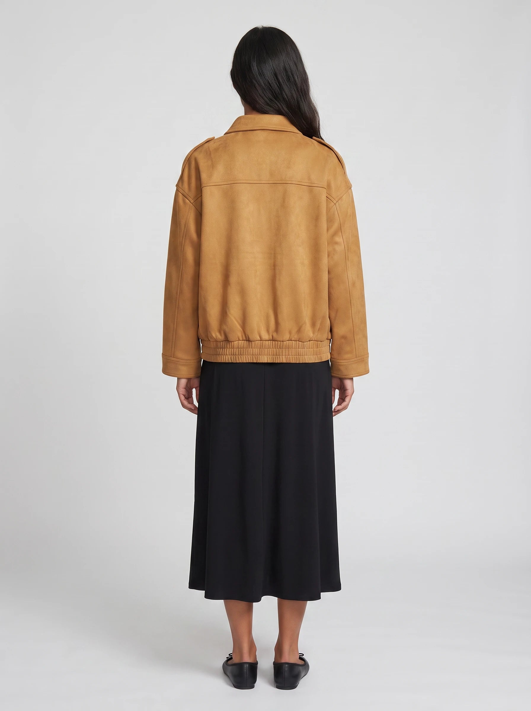 Bomber à col chemise en suédine camel doré Évelyne, vue de dos en studio