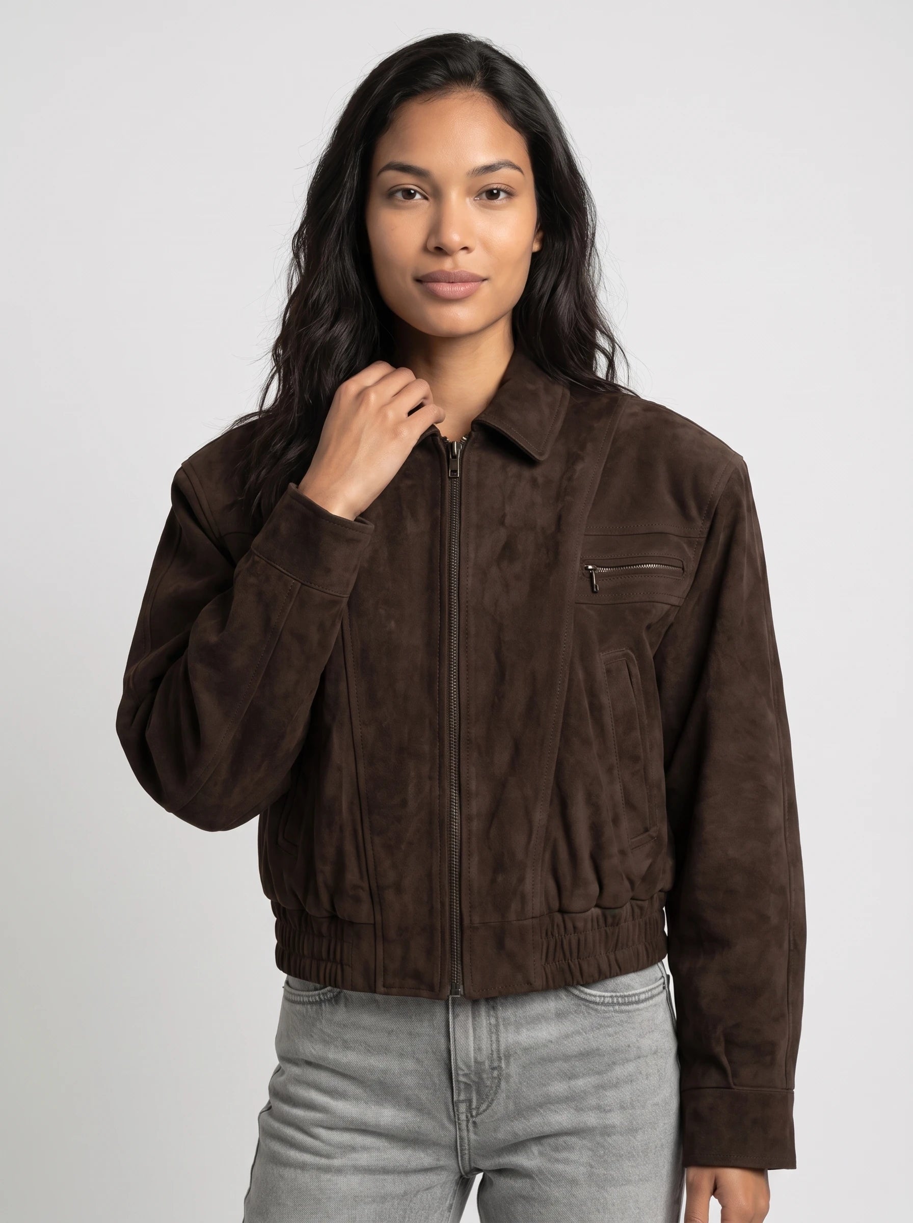 Bomber crop 80s en suédine brun chocolat Fabienne, plan rapproché en studio