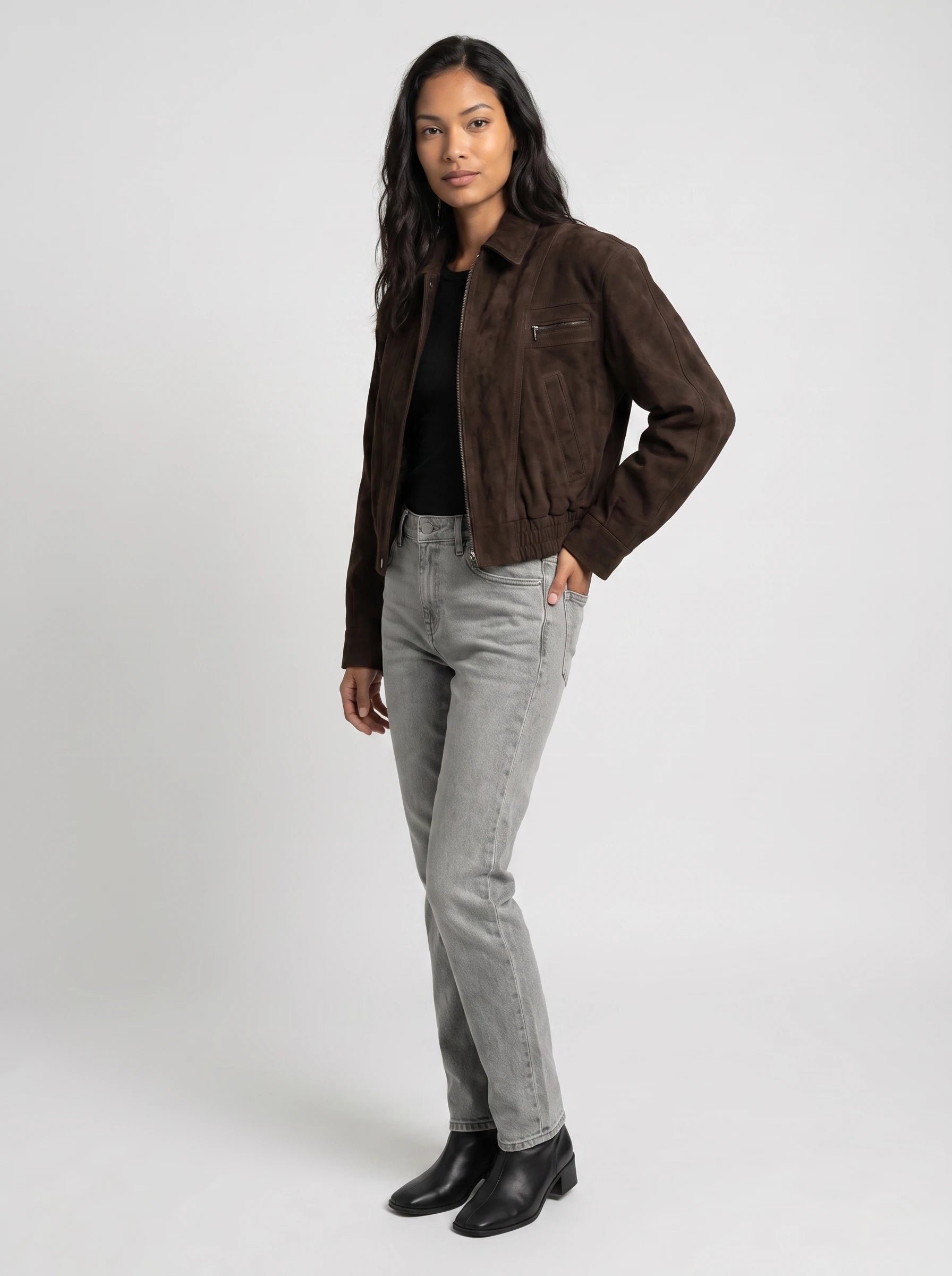 Bomber crop 80s en suédine brun chocolat Fabienne, vue de trois quarts en studio