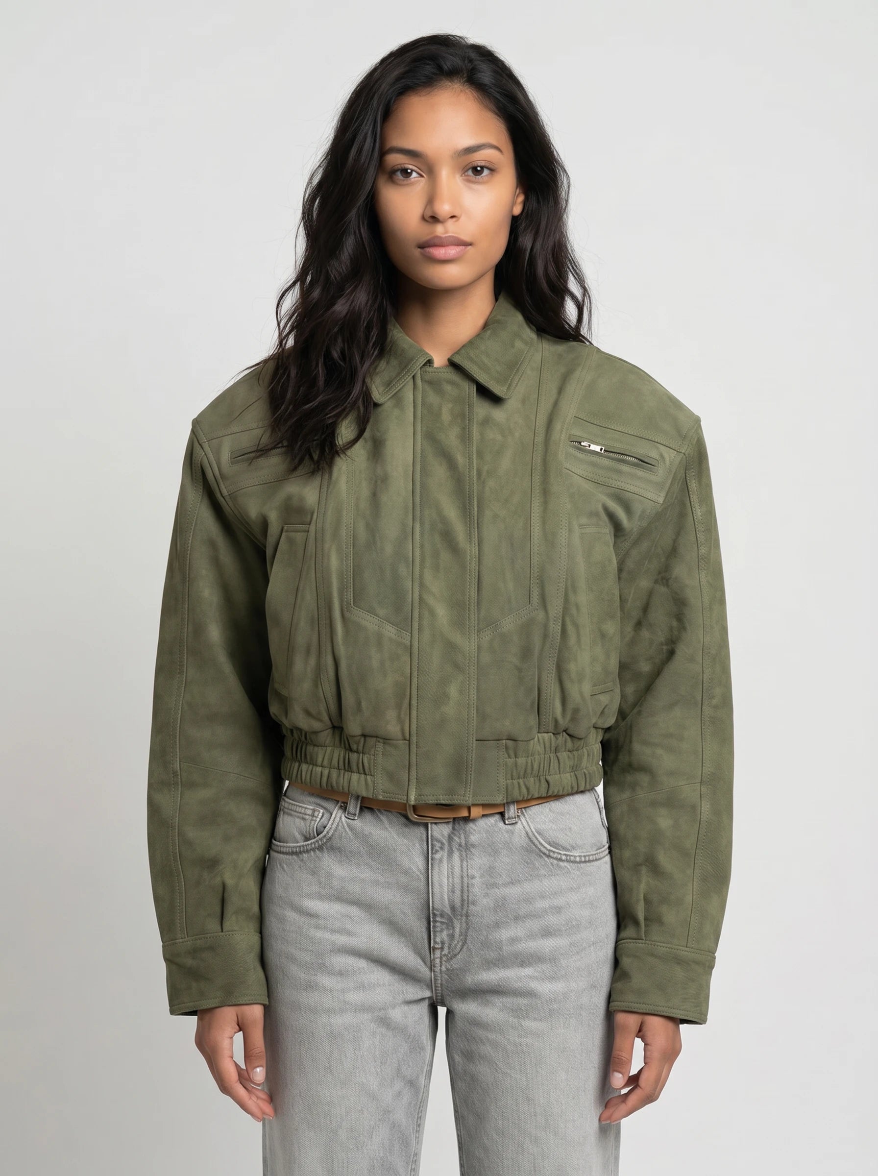 Bomber crop 80s en suédine vert olive Fabienne, plan rapproché en studio