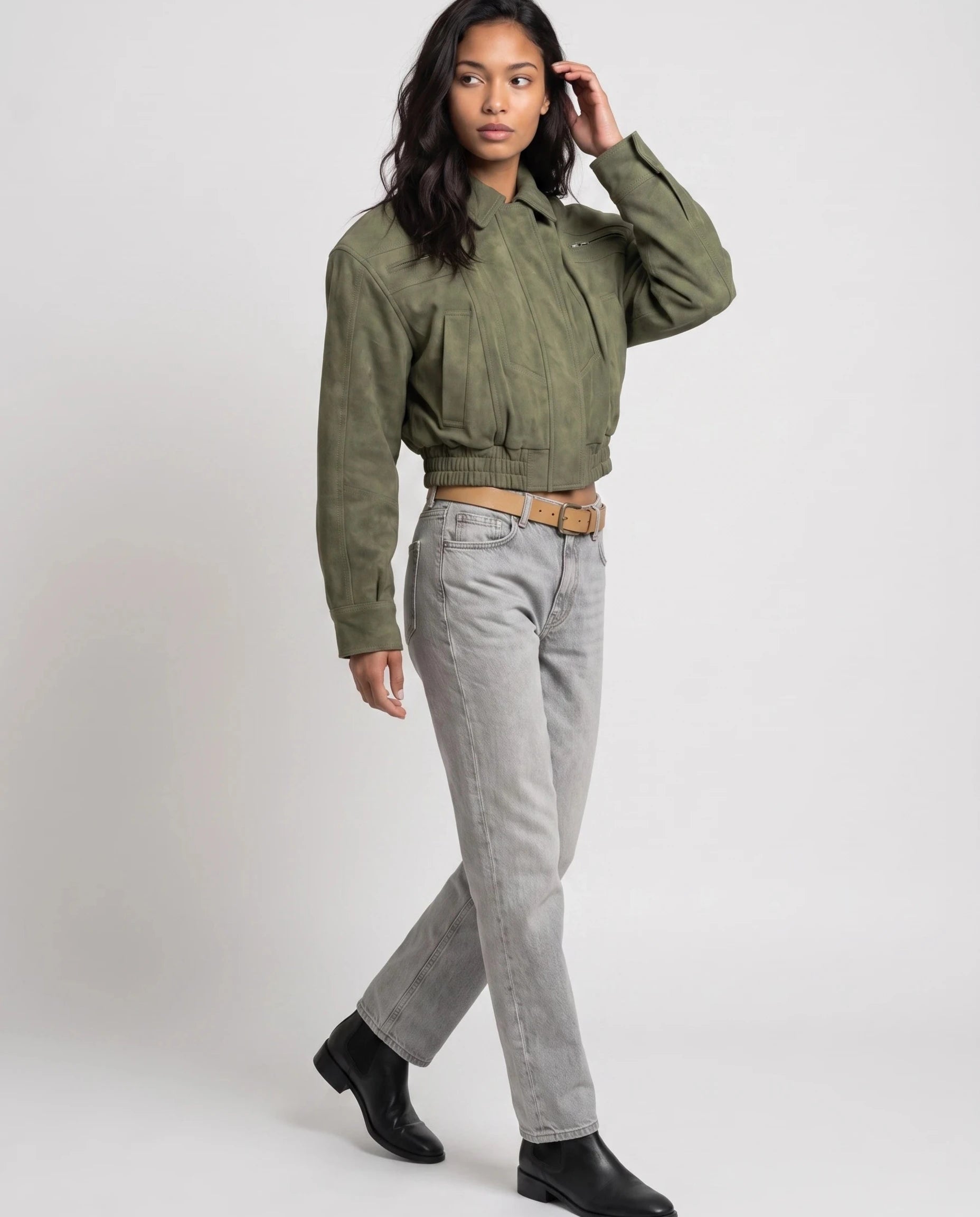 Bomber crop 80s en suédine vert olive Fabienne, vue de trois quarts en studio