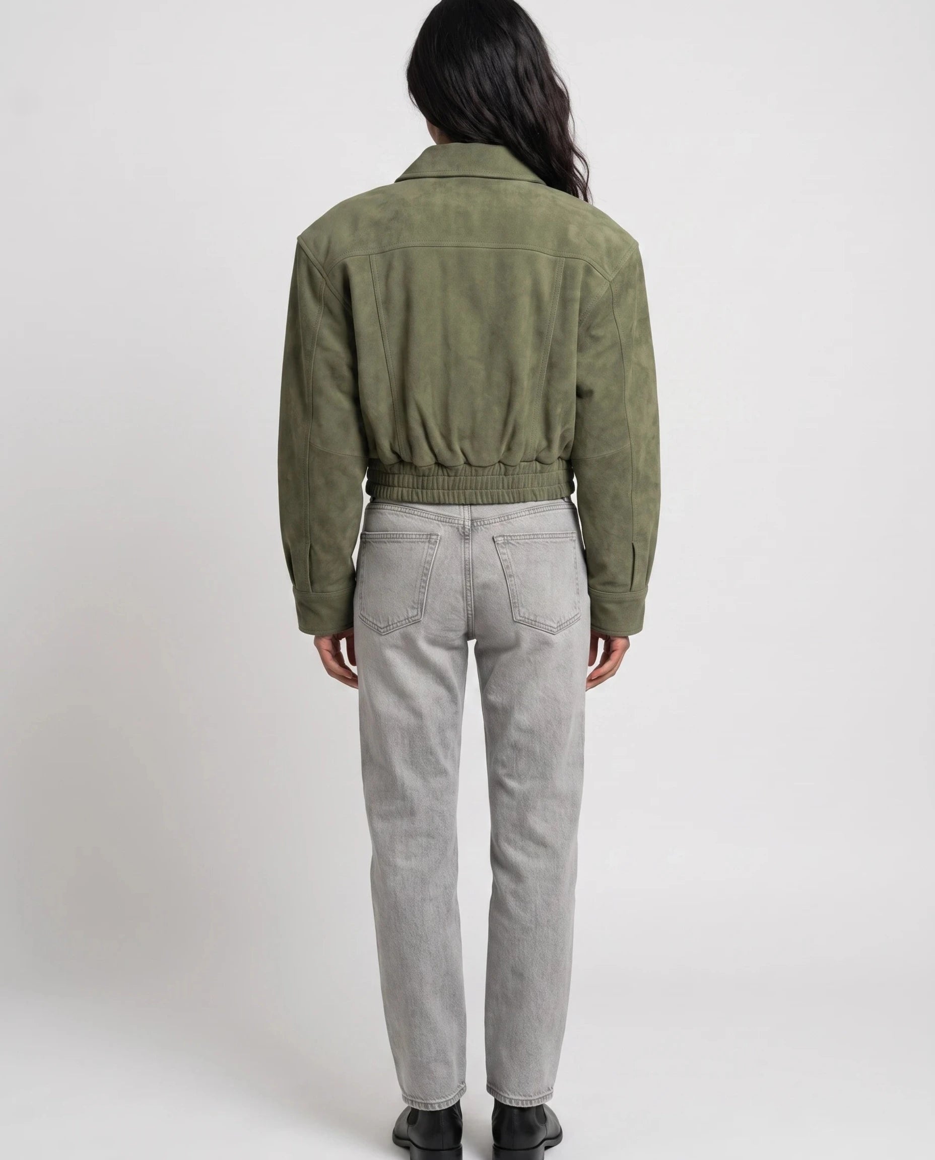 Bomber crop 80s en suédine vert olive Fabienne, vue de dos en studio