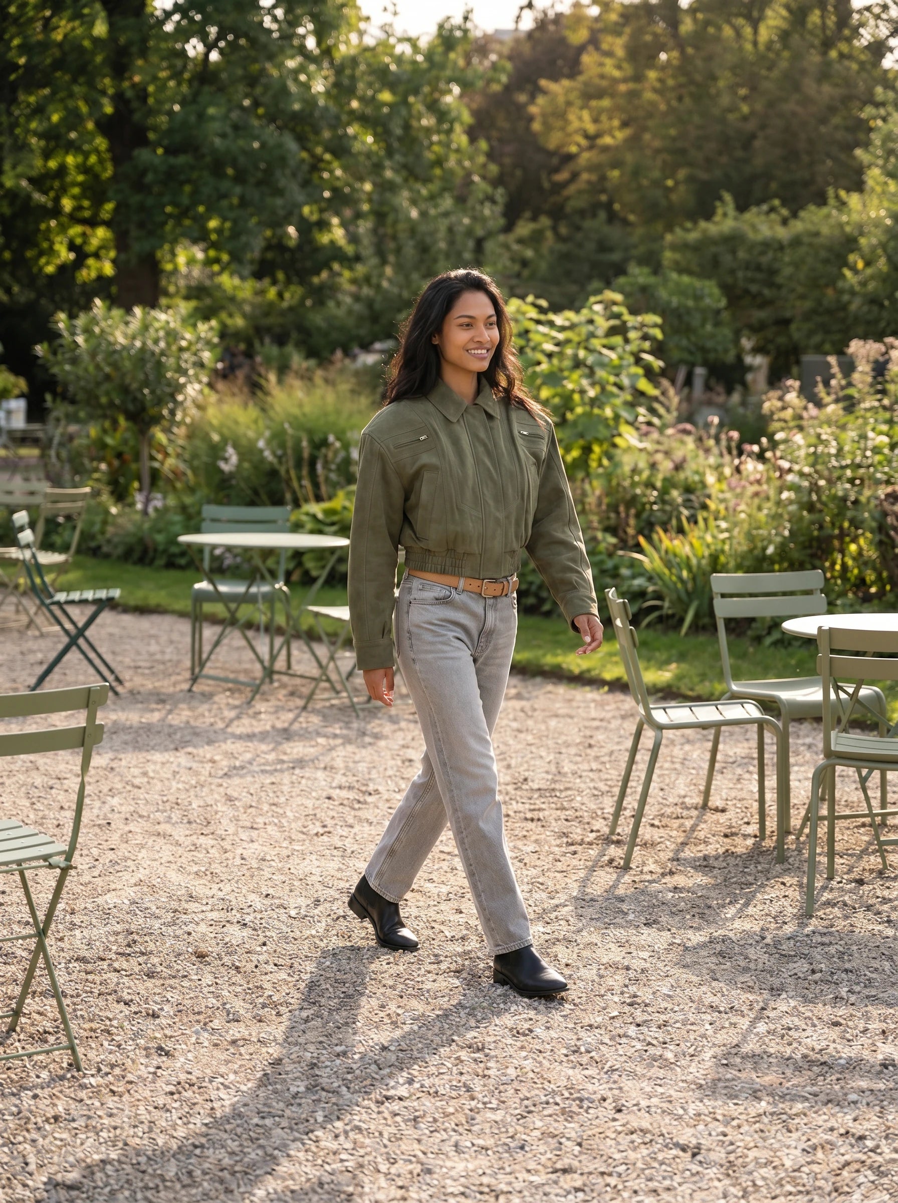 Bomber crop en suédine vert olive Fabienne, porté sur l'esplanade d'un jardin public