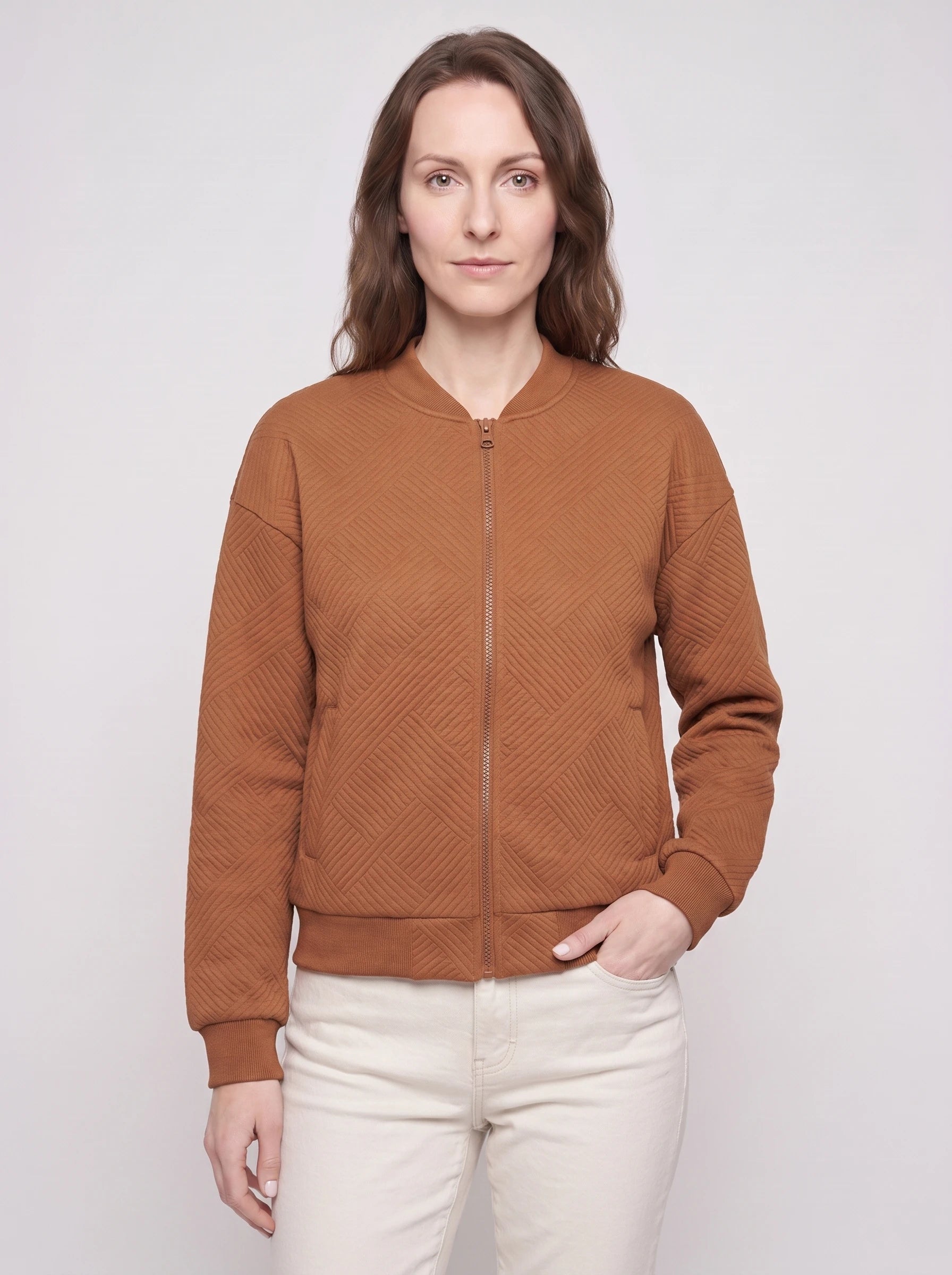 Bomber léger en jersey texturé cognac Rolande, plan rapproché en studio