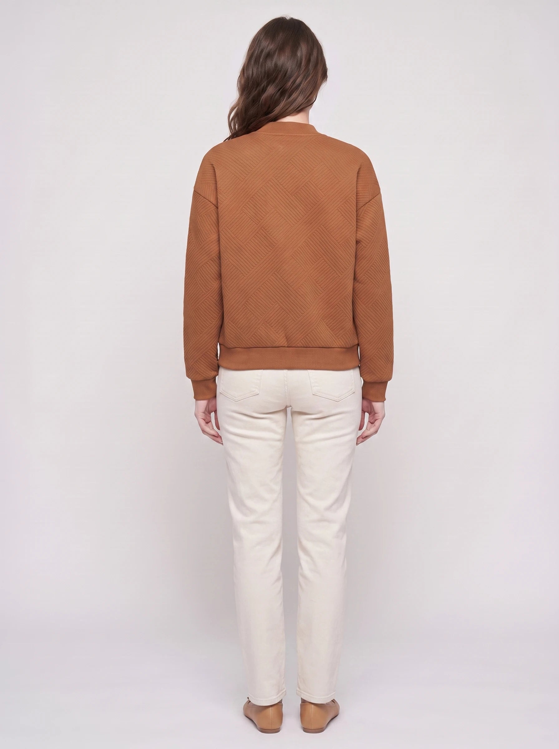 Bomber léger en jersey texturé cognac Rolande, vue de dos en studio