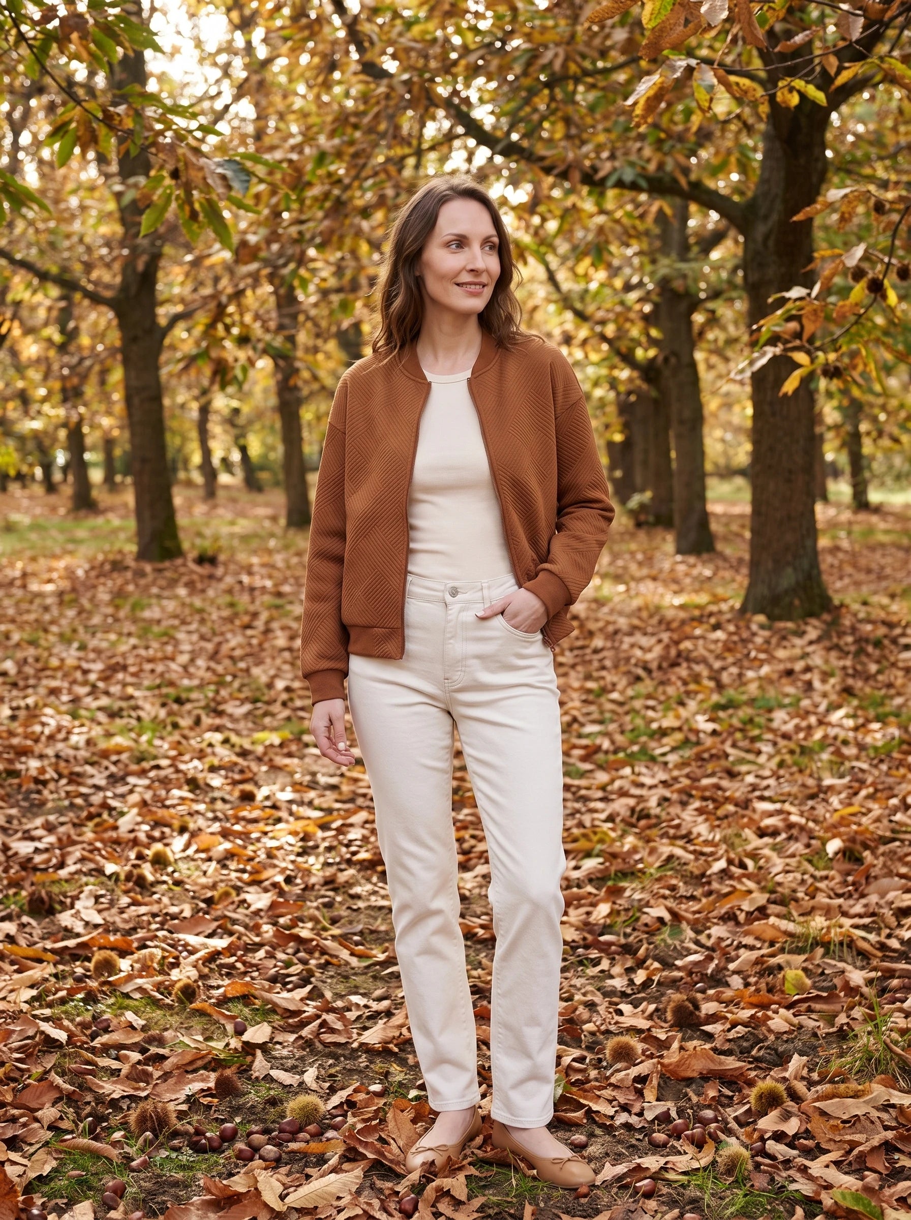 Bomber en jersey texturé cognac Rolande, porté dans une châtaigneraie en automne