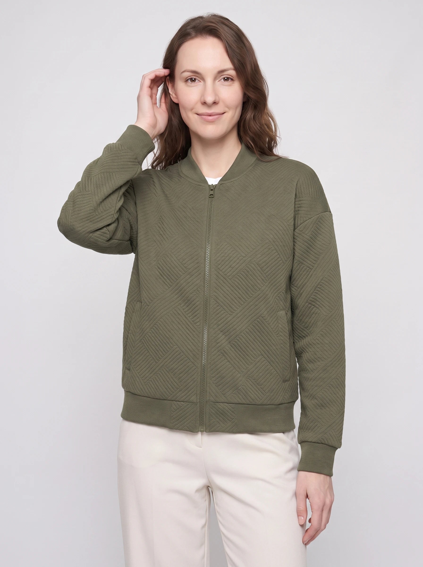 Bomber léger en jersey texturé vert olive Rolande, plan rapproché en studio