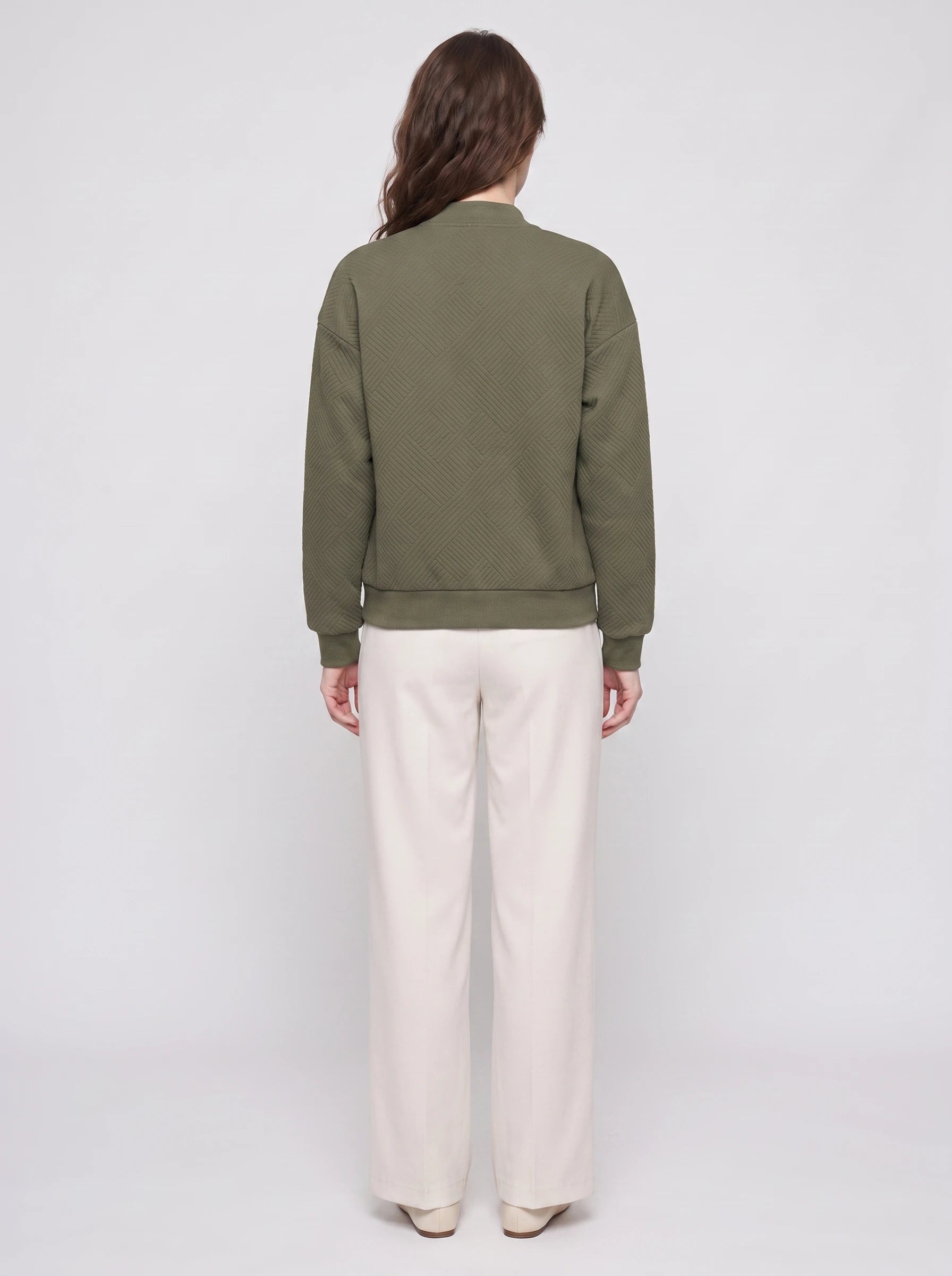 Bomber léger en jersey texturé vert olive Rolande, vue de dos en studio