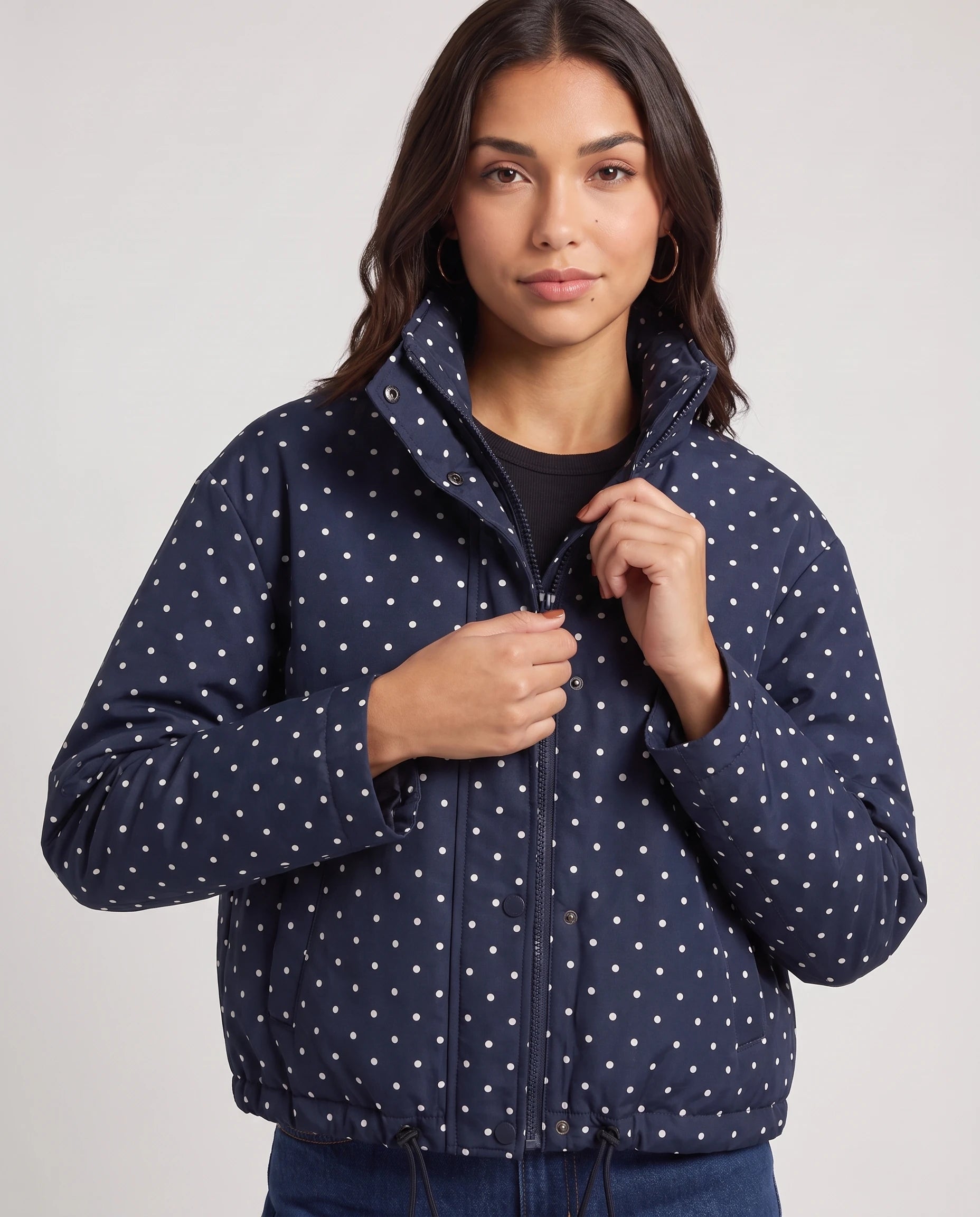 Bomber court à pois bleu marine Suzette, plan rapproché en studio