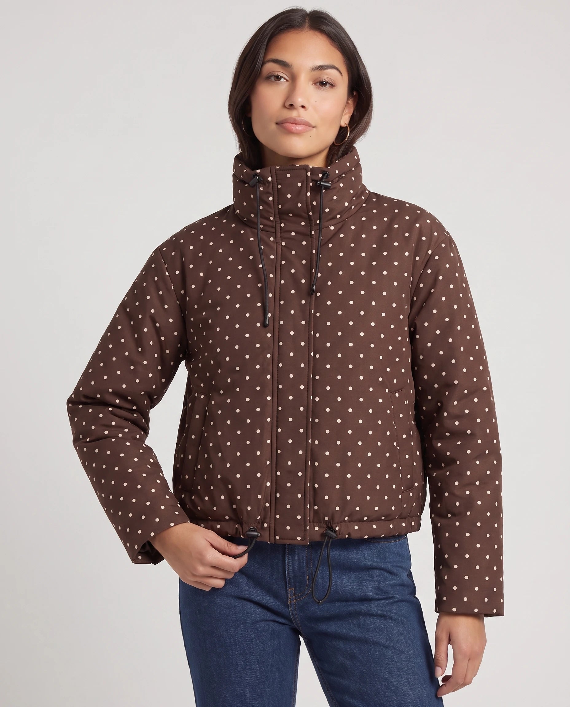Bomber court à pois chocolat Suzette, plan rapproché en studio