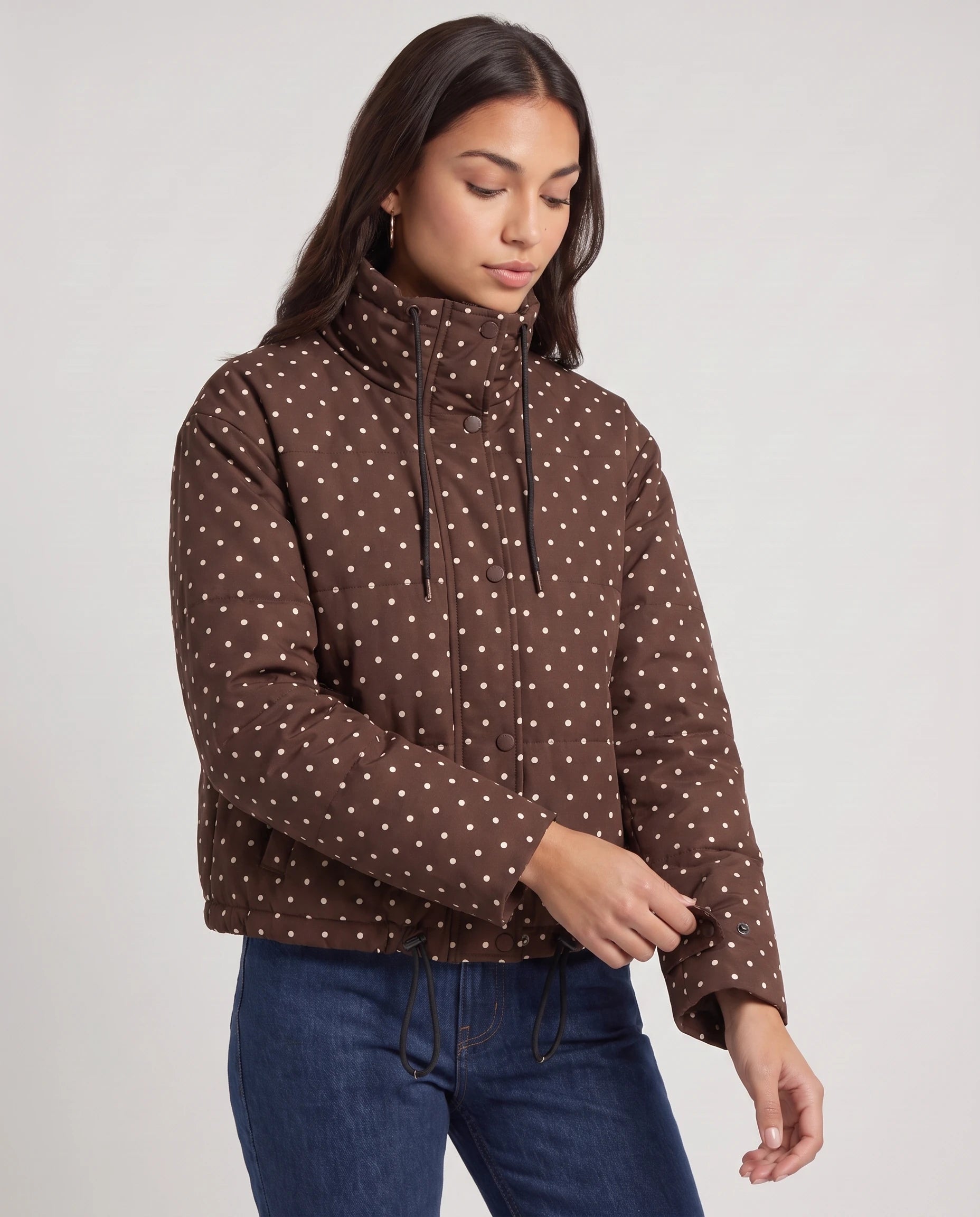 Bomber court à pois chocolat Suzette, vue de trois quarts en studio