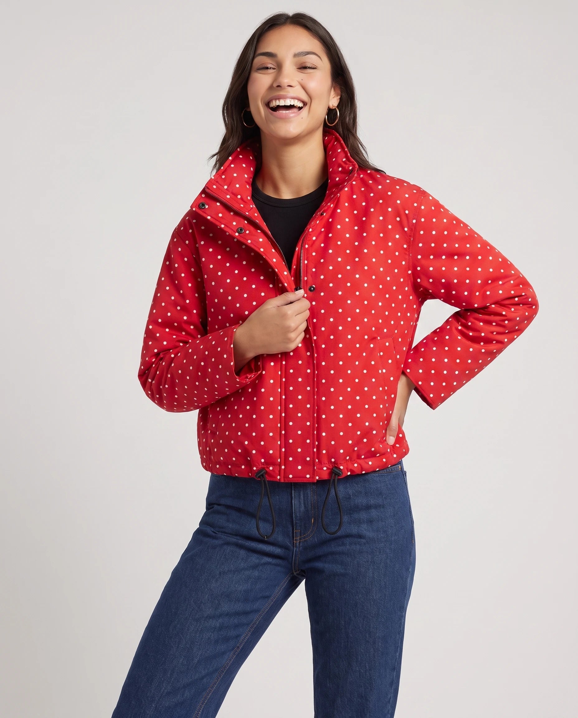 Bomber court à pois rouge Suzette, plan rapproché en studio