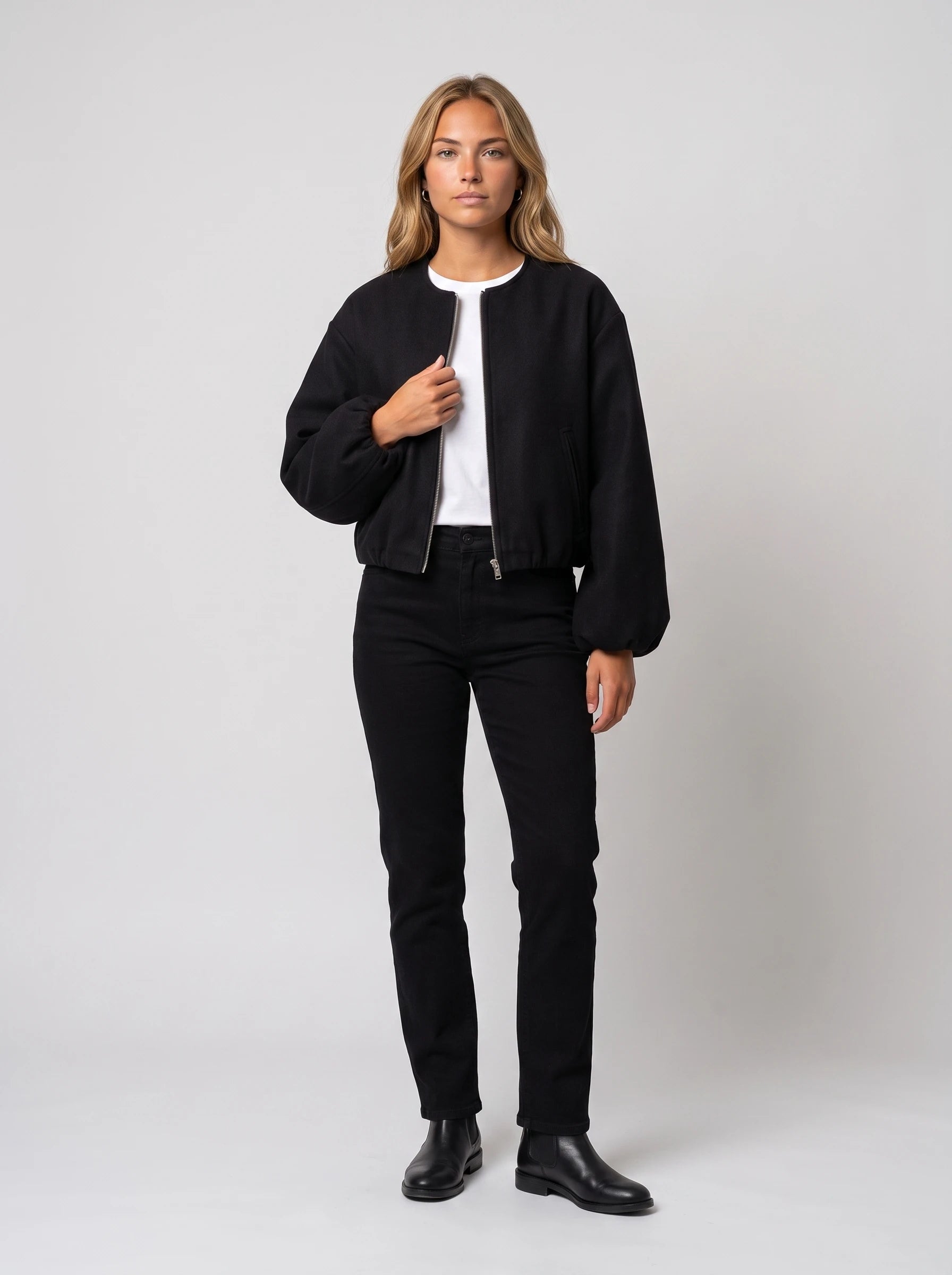 Bomber court sans col en lainage noir Ambroisine, vue de face en studio