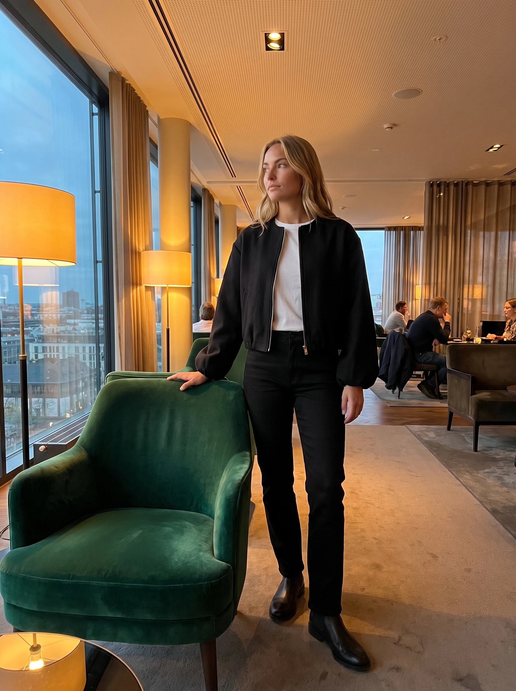 Bomber lainage noir Ambroisine, porté dans le lounge d'un hôtel