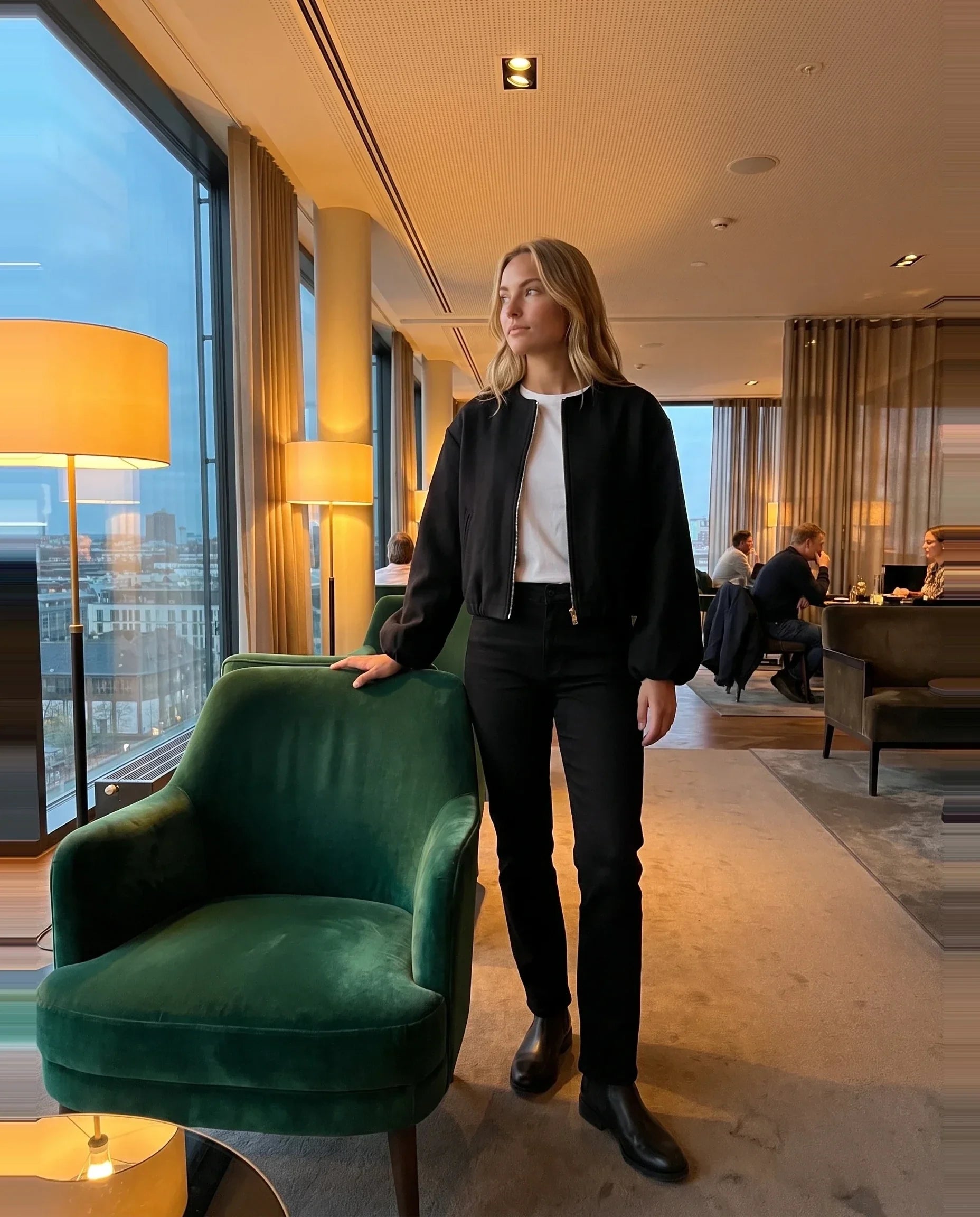Bomber lainage noir Ambroisine, porté dans le lounge d'un hôtel