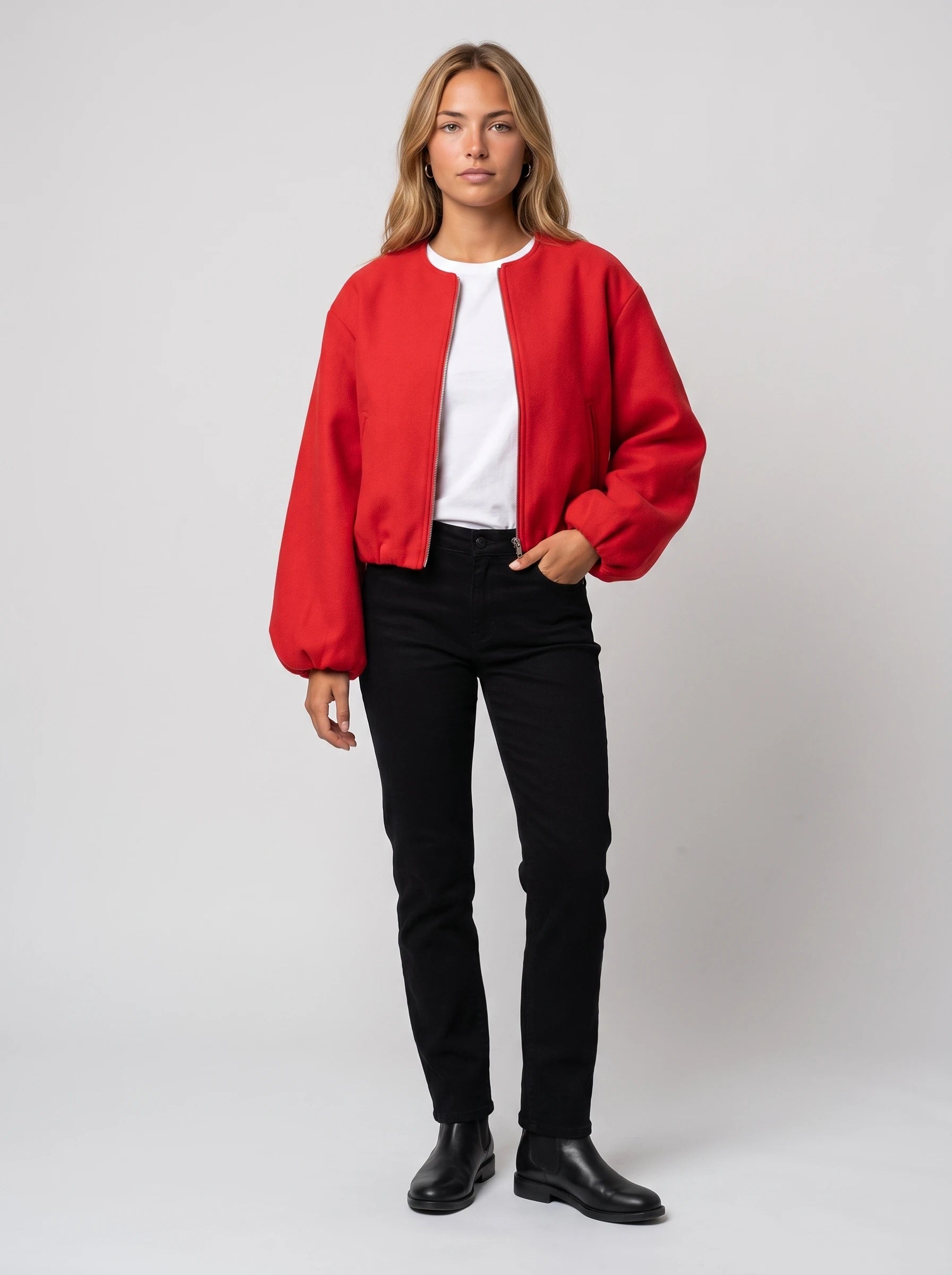 Bomber court sans col en lainage rouge Ambroisine, vue de face en studio