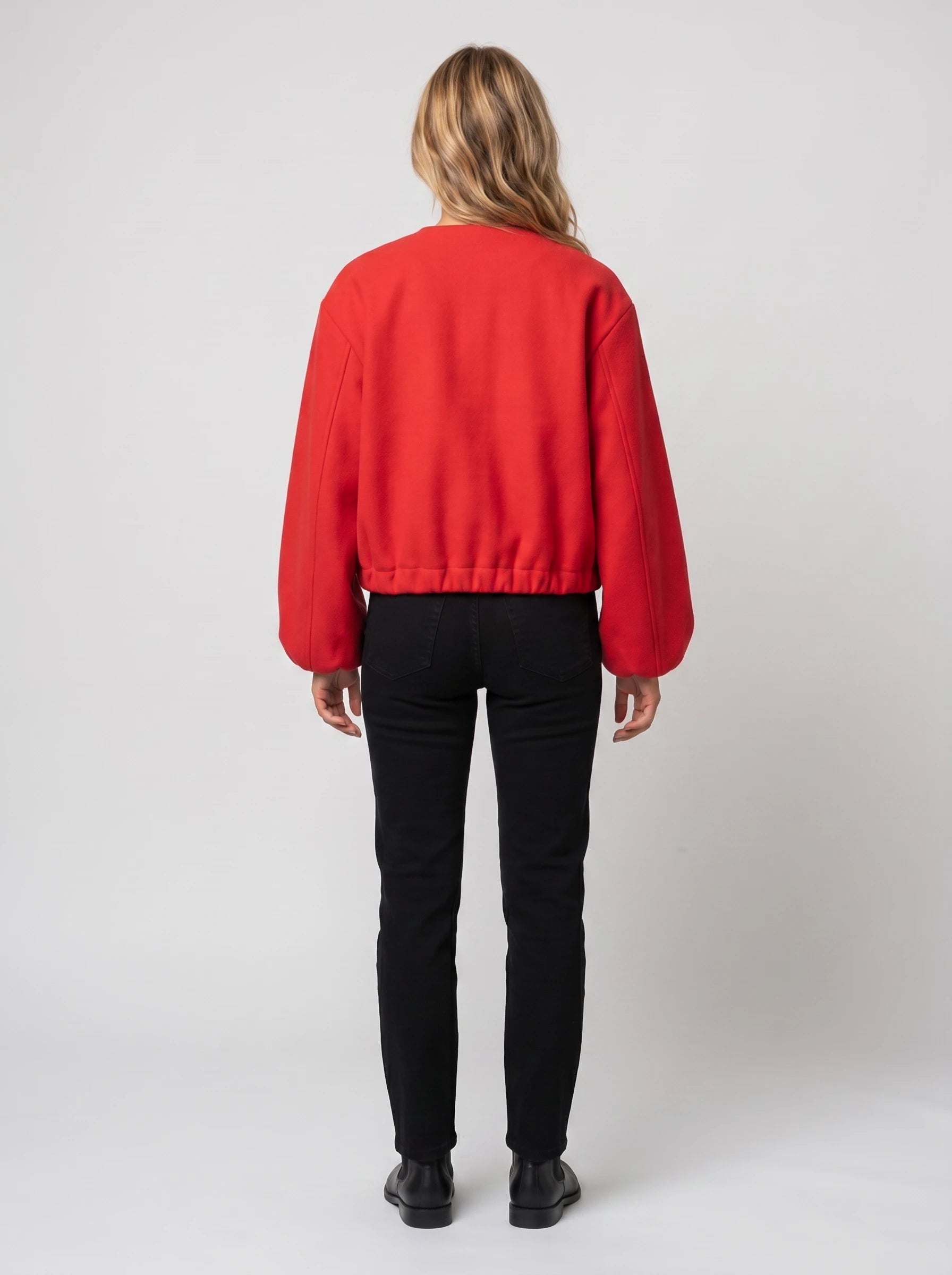 Bomber court sans col en lainage rouge Ambroisine, vue de dos en studio