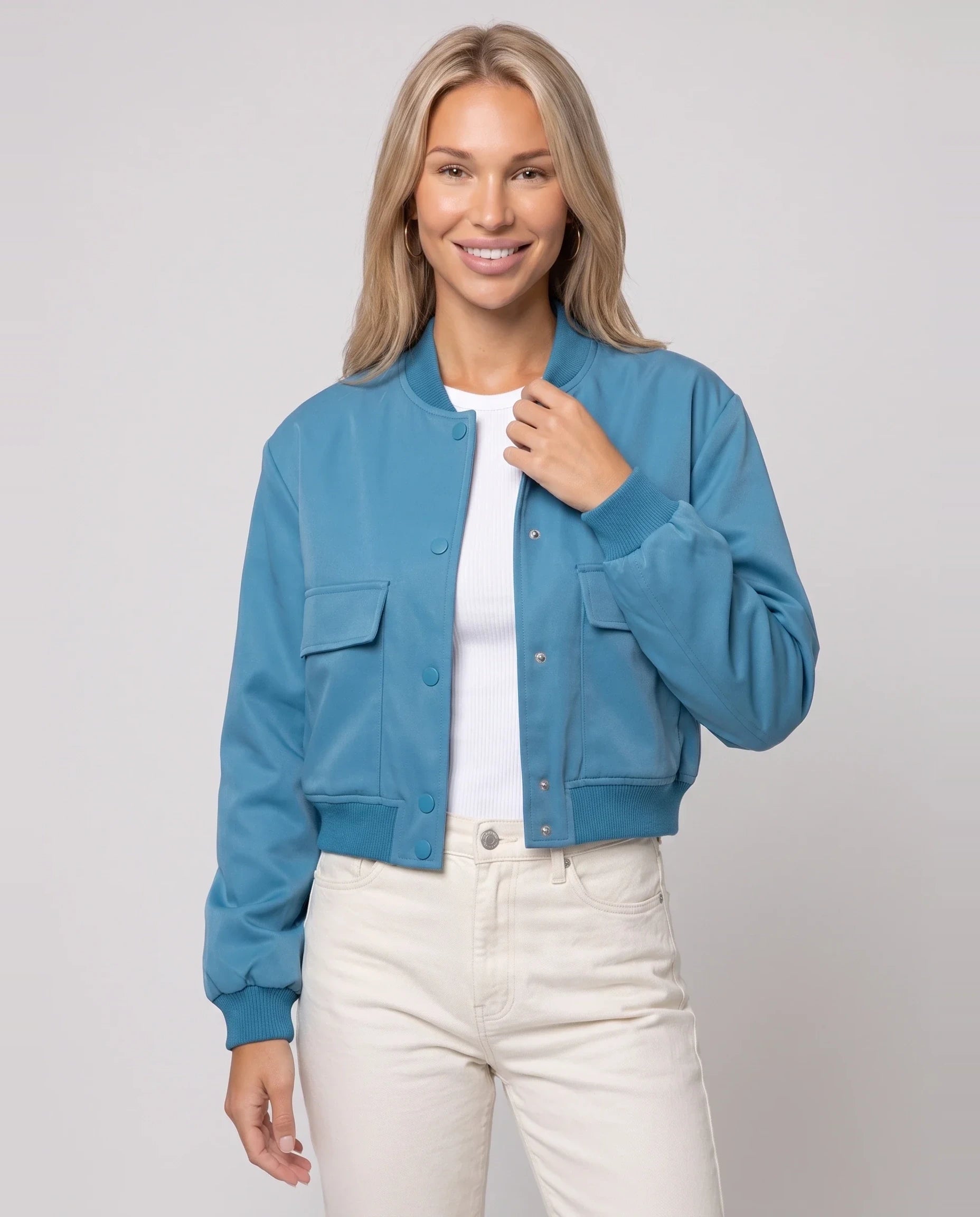 Bomber court satiné bleu azur Aurélie, plan rapproché en studio