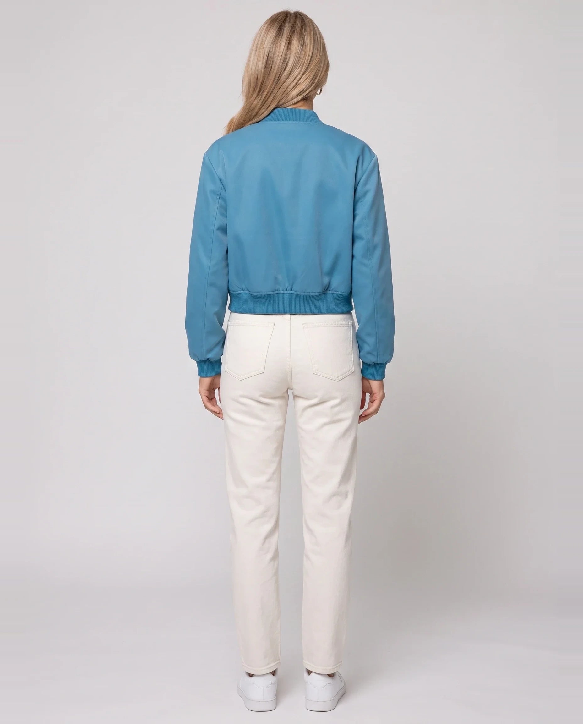 Bomber court satiné bleu azur Aurélie, vue de dos en studio