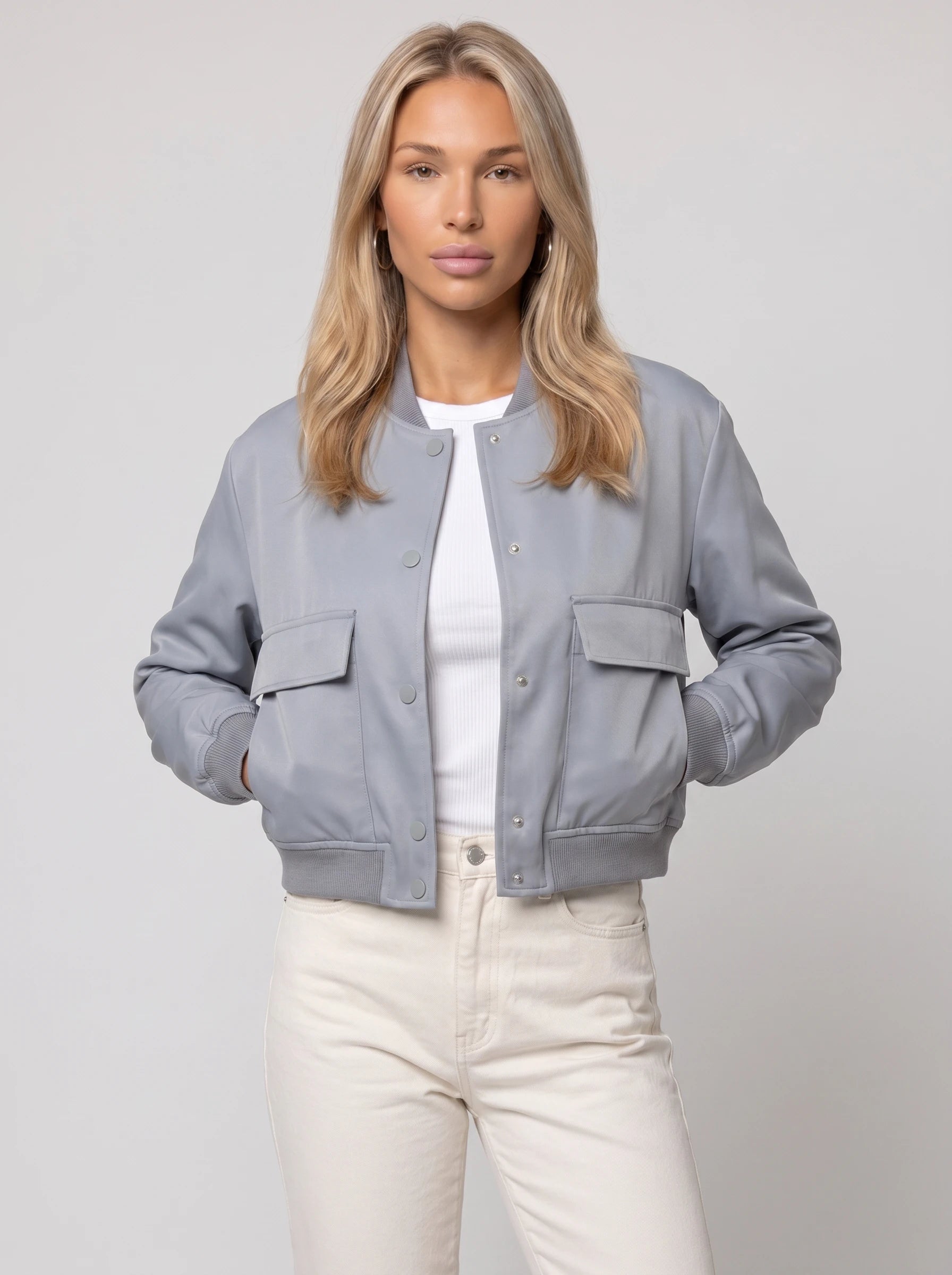 Bomber court satiné bleu gris Aurélie, plan rapproché en studio