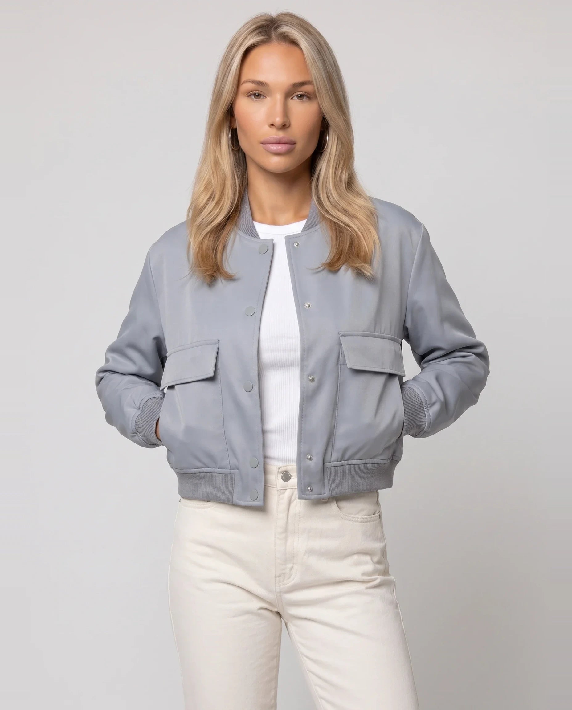 Bomber court satiné bleu gris Aurélie, plan rapproché en studio