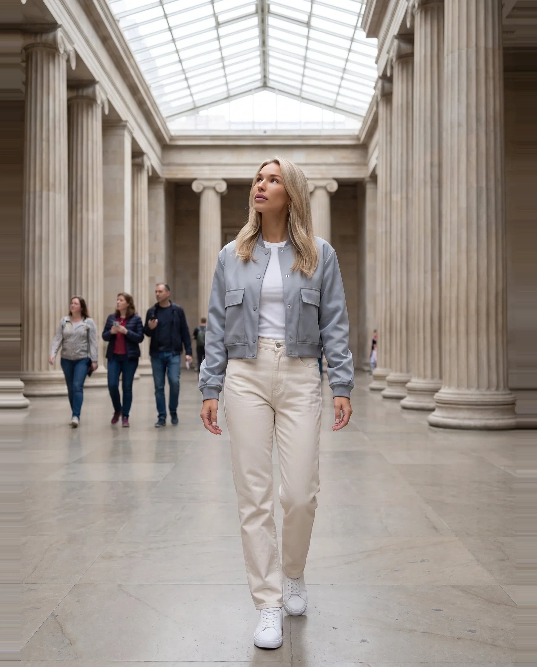 Bomber satiné bleu gris Aurélie, porté dans un atrium de musée à colonnes