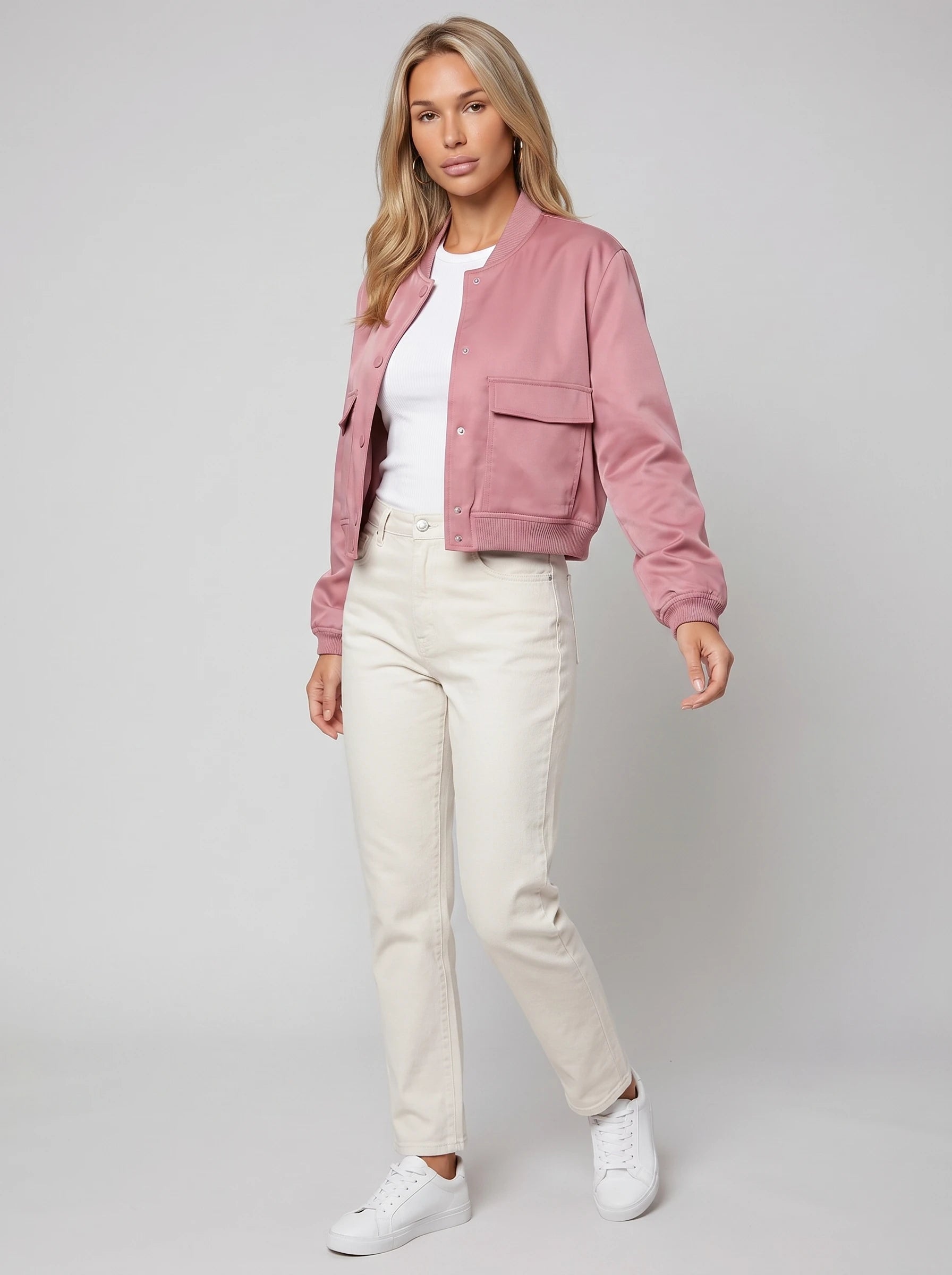 Bomber court satiné rose Aurélie, vue de face en studio