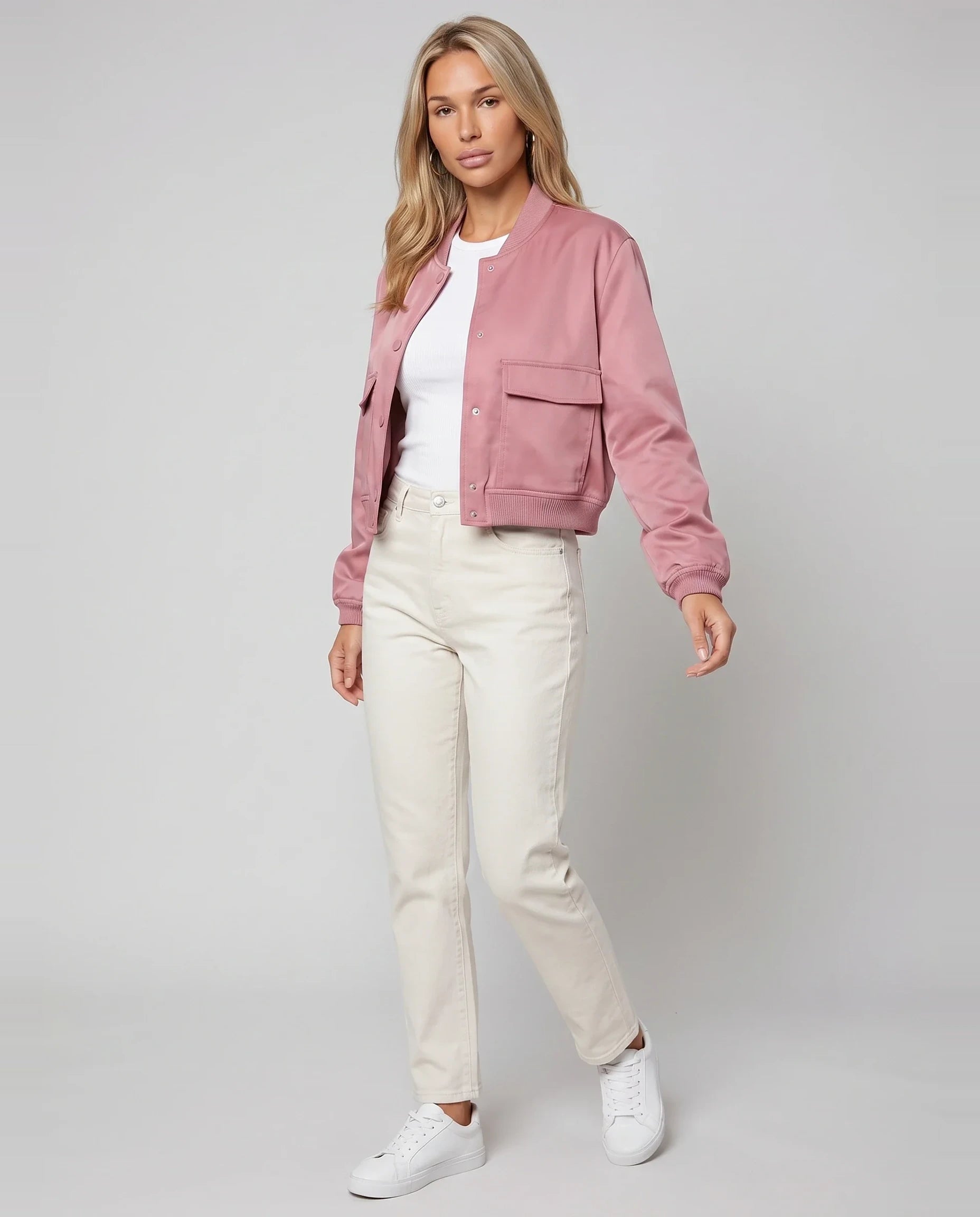 Bomber court satiné rose Aurélie, vue de face en studio