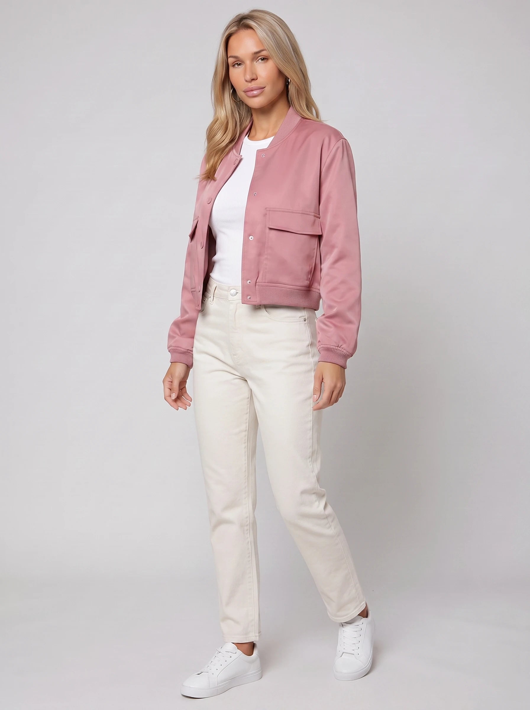 Bomber court satiné rose Aurélie, vue de trois quarts en studio