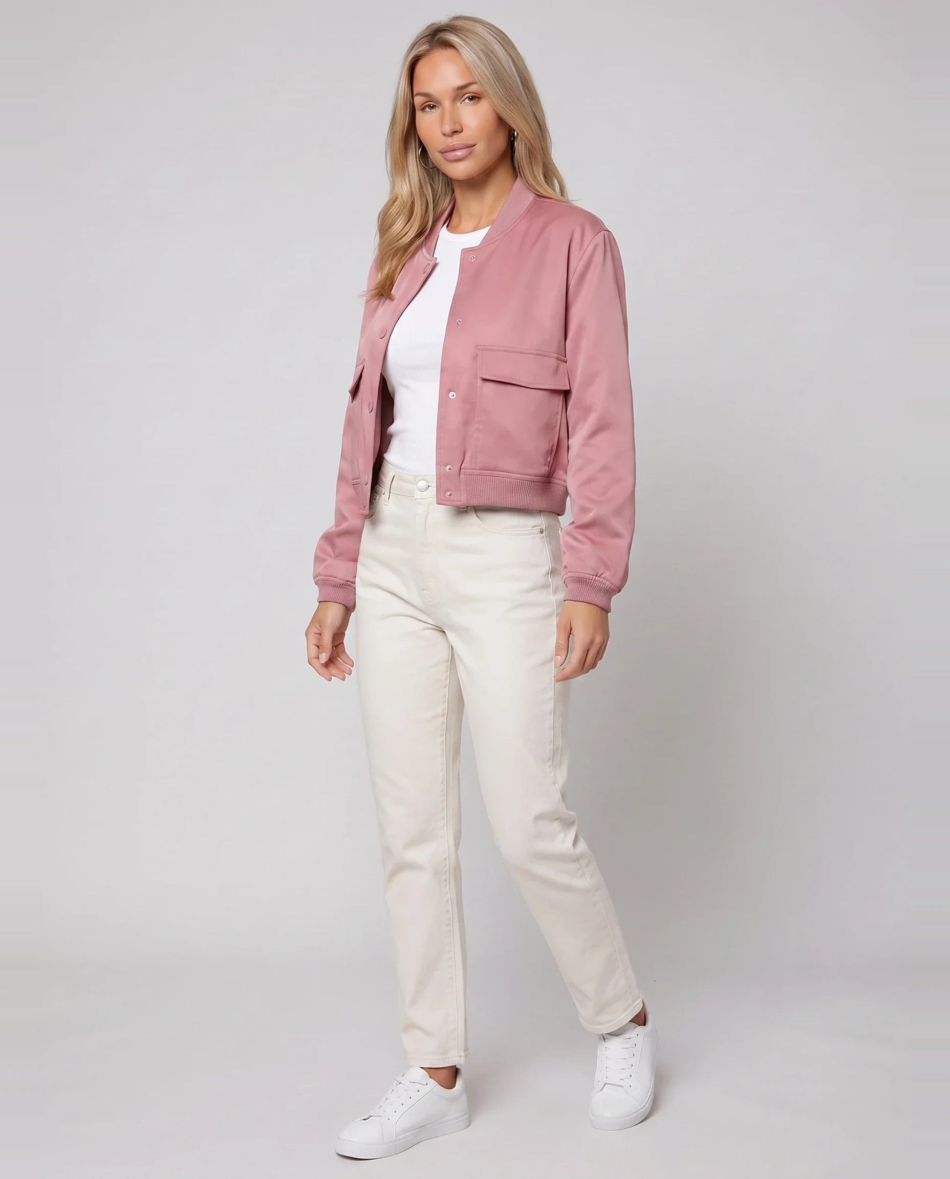 Bomber court satiné rose Aurélie, vue de trois quarts en studio