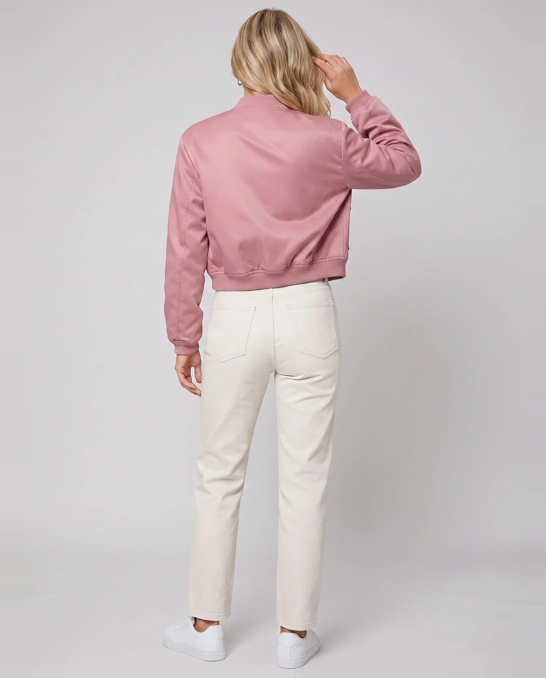 Bomber court satiné rose Aurélie, vue de dos en studio