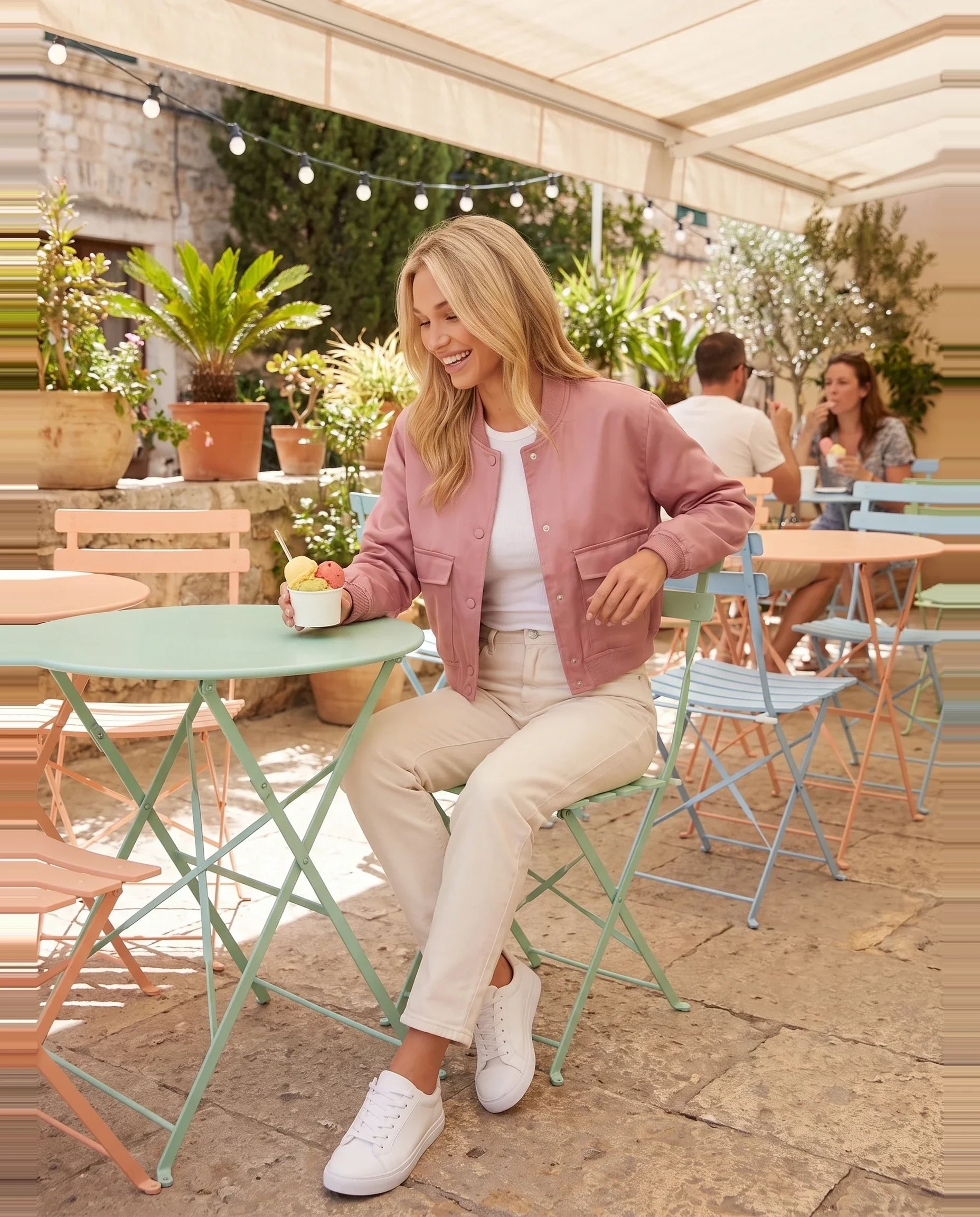 Bomber satiné rose Aurélie, porté en terrasse de glacier
