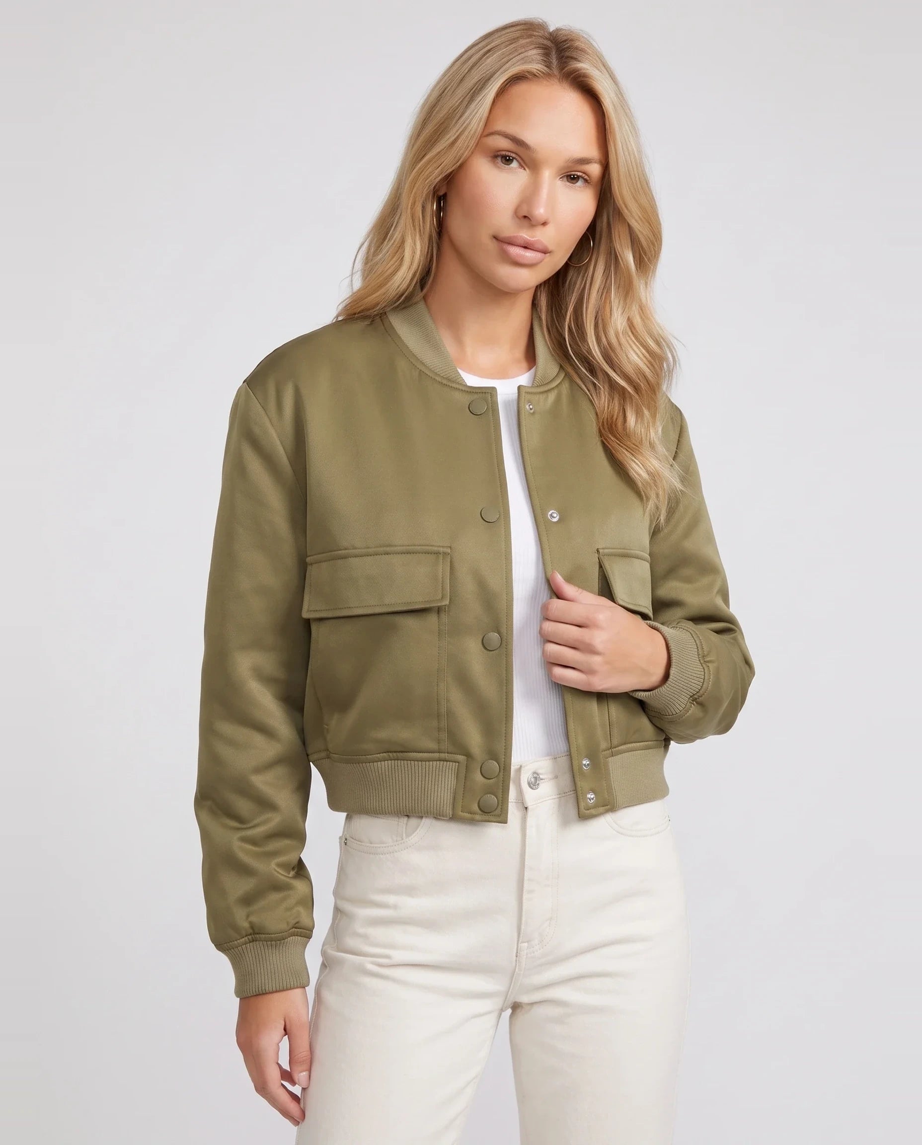 Bomber court satiné vert olive Aurélie, plan rapproché en studio