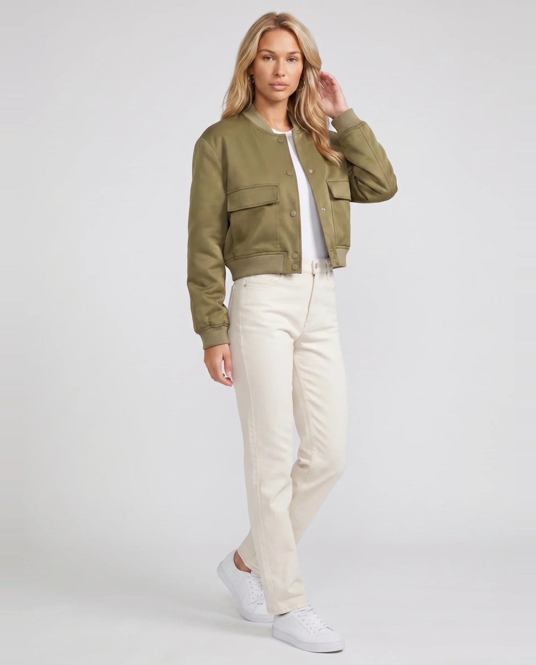 Bomber court satiné vert olive Aurélie, vue de trois quarts en studio
