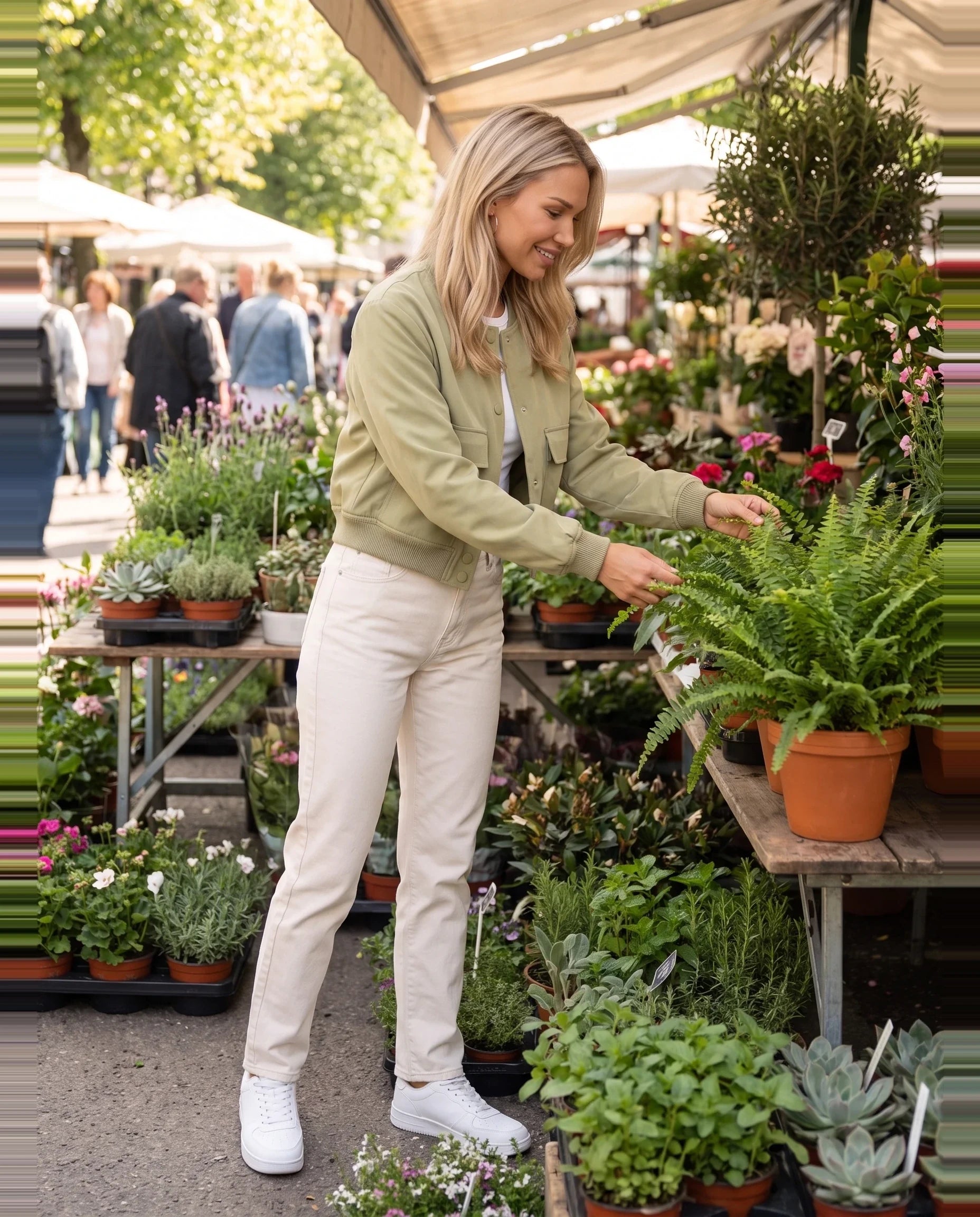 Bomber satiné vert sauge Aurélie, porté au marché aux plantes